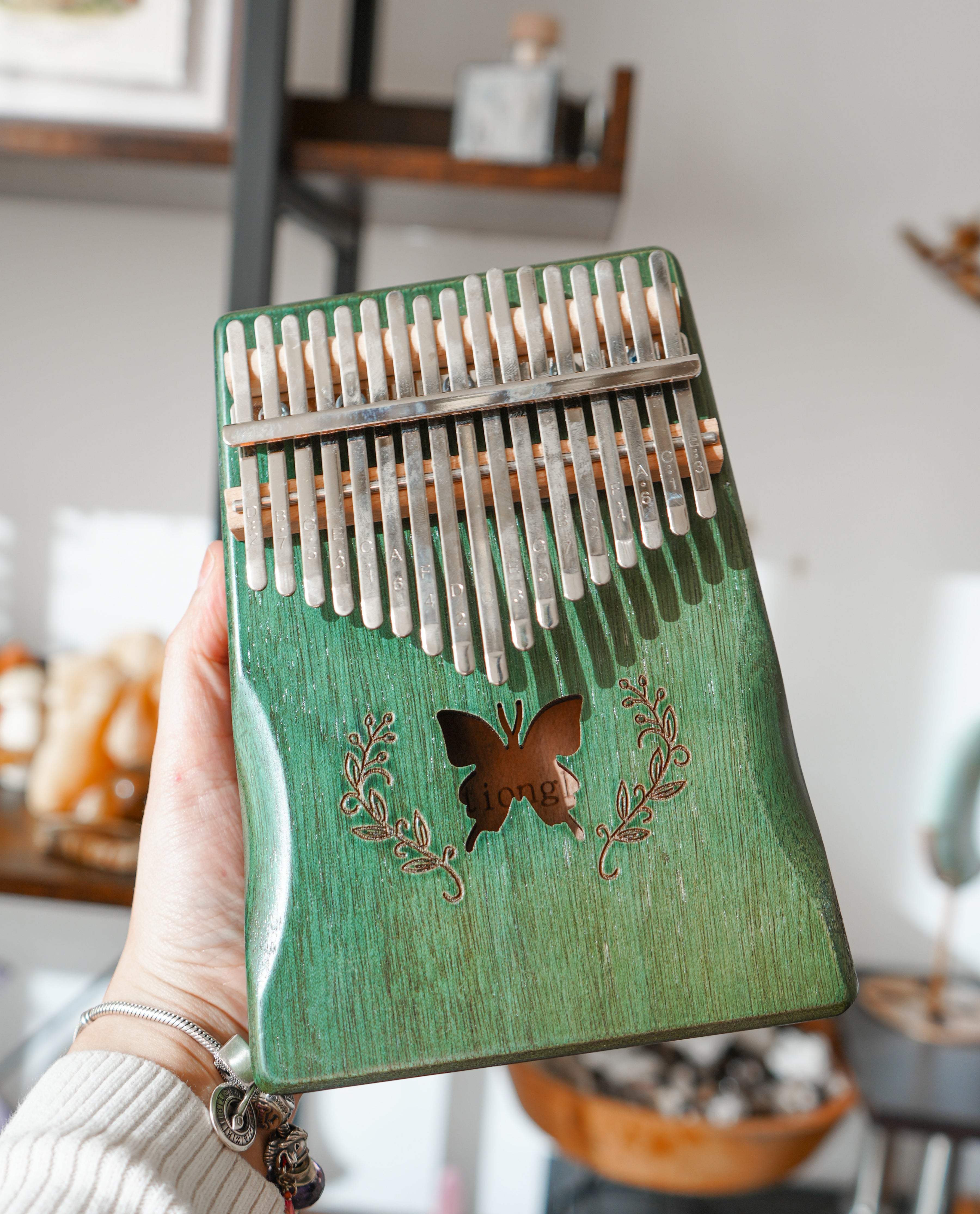 Kalimba de madera con mariposa