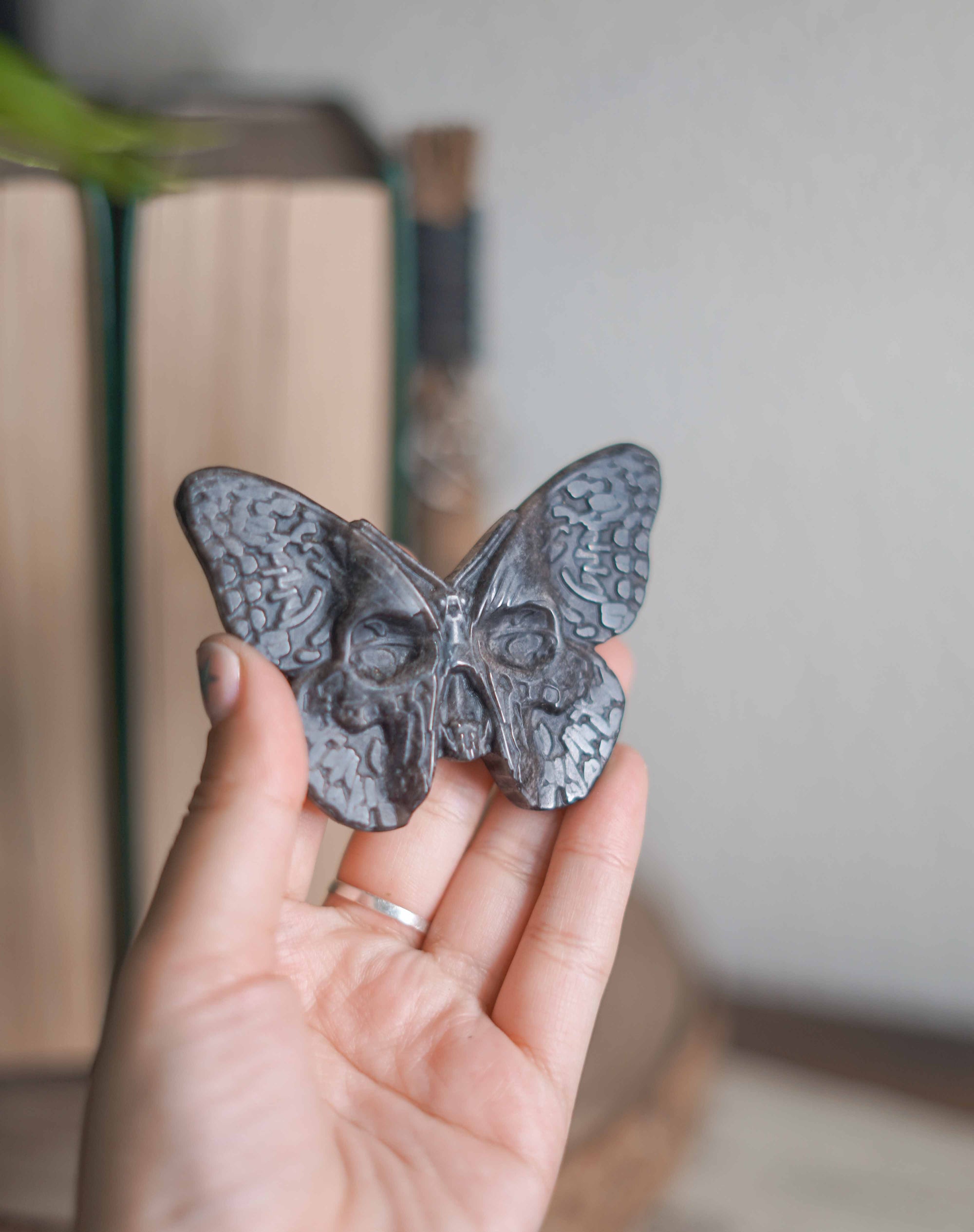 Mariposa/calavera de obsidiana plateada