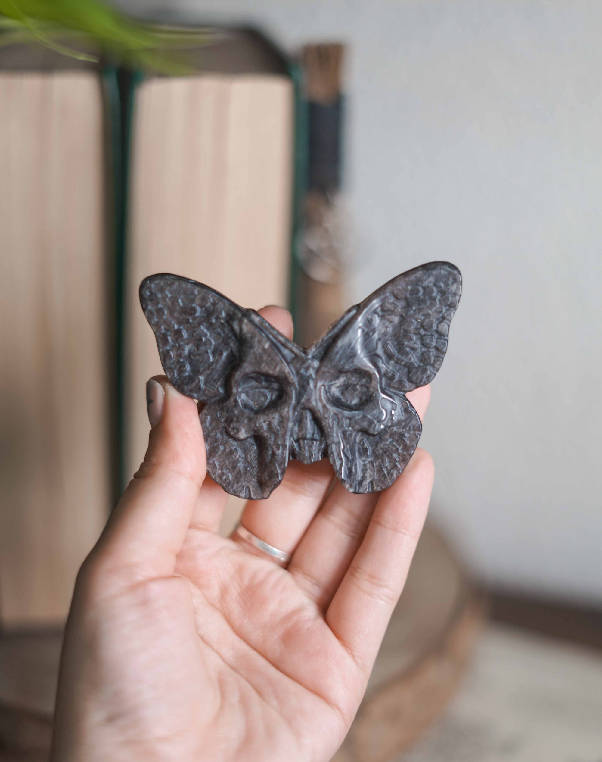Mariposa/calavera de obsidiana plateada