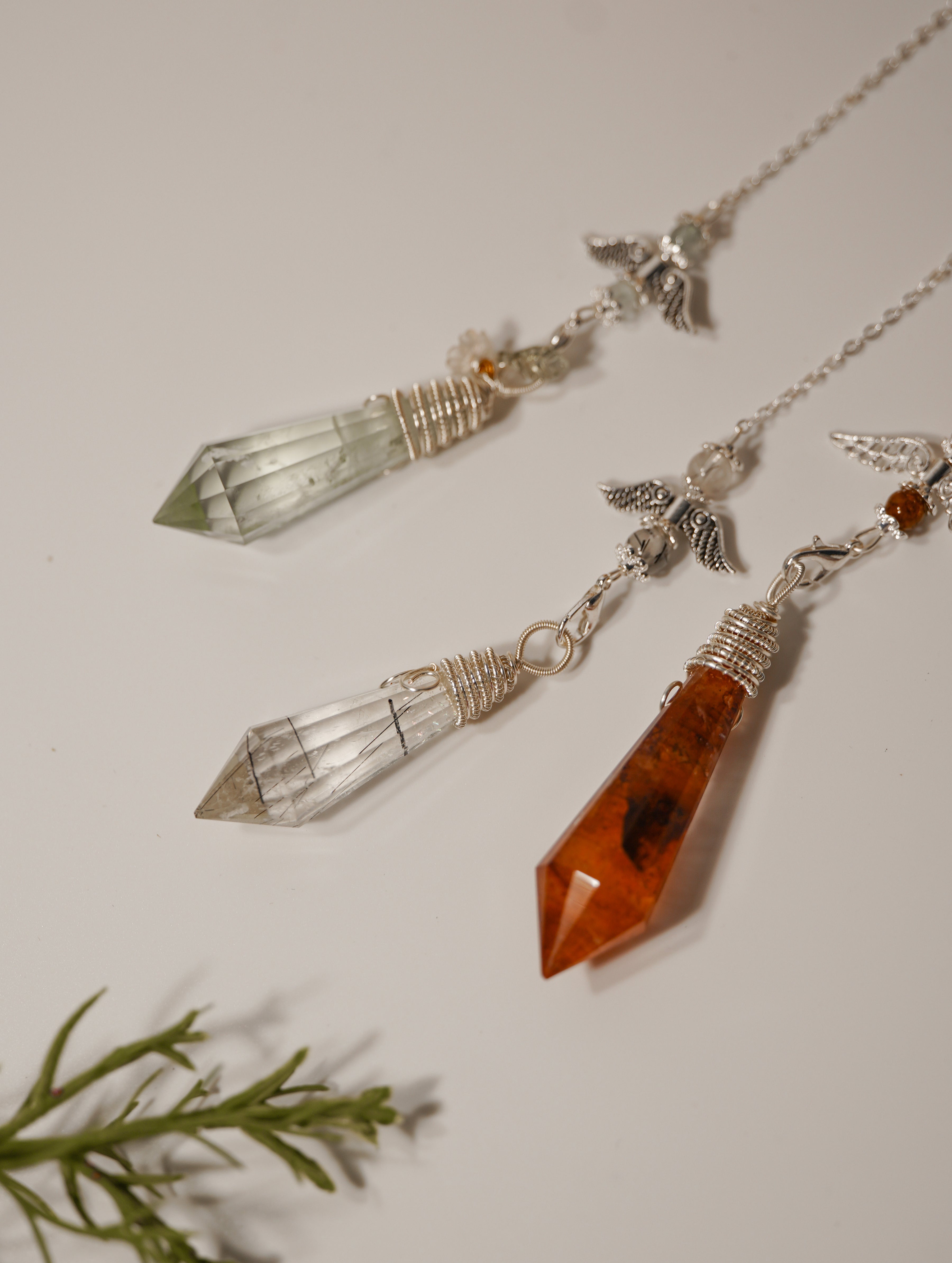 Péndulos de Minerales Naturales – Cuarzo Turmalinado, Fuego y Verde
