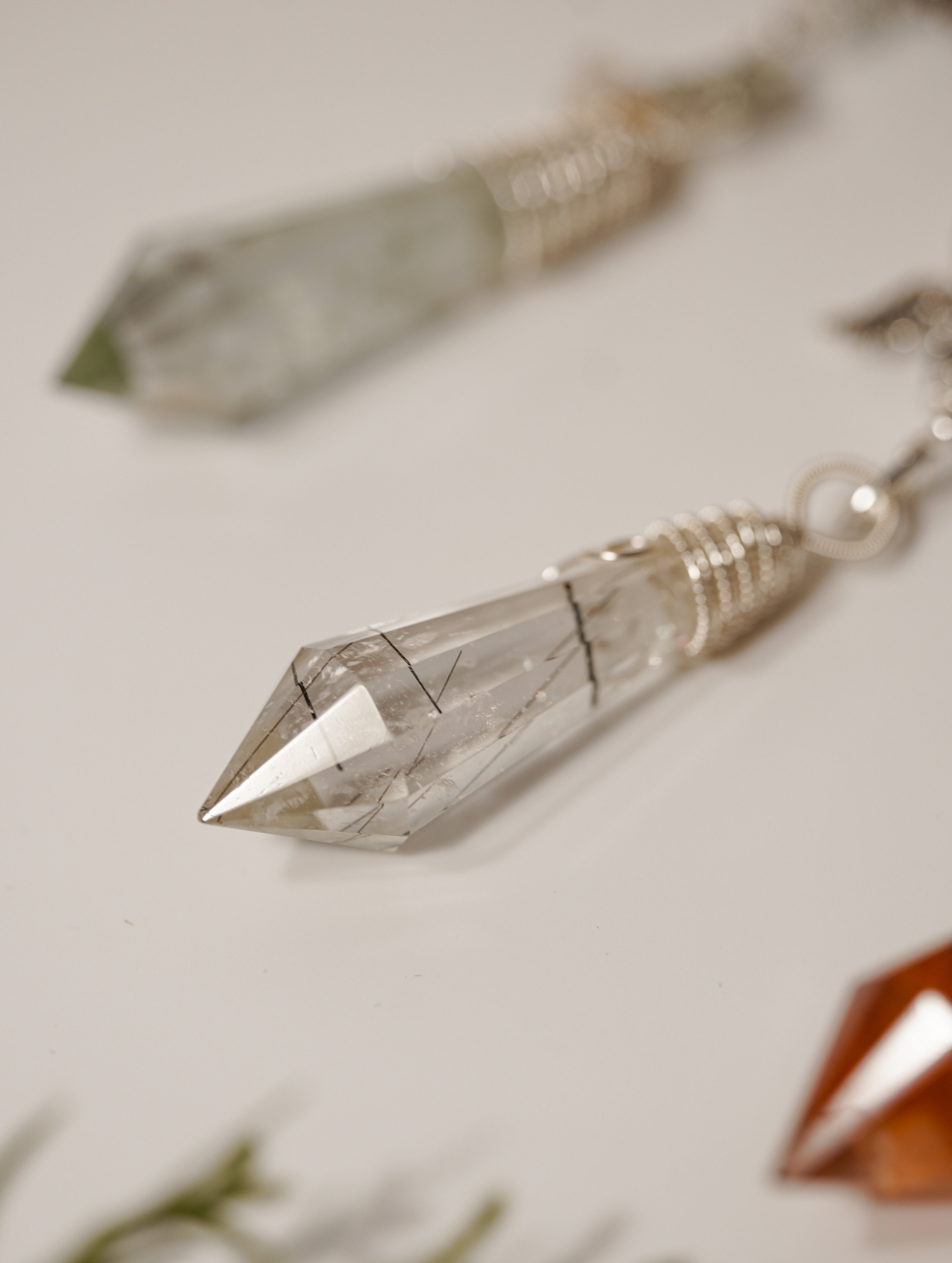 Péndulos de Minerales Naturales – Cuarzo Turmalinado, Fuego y Verde