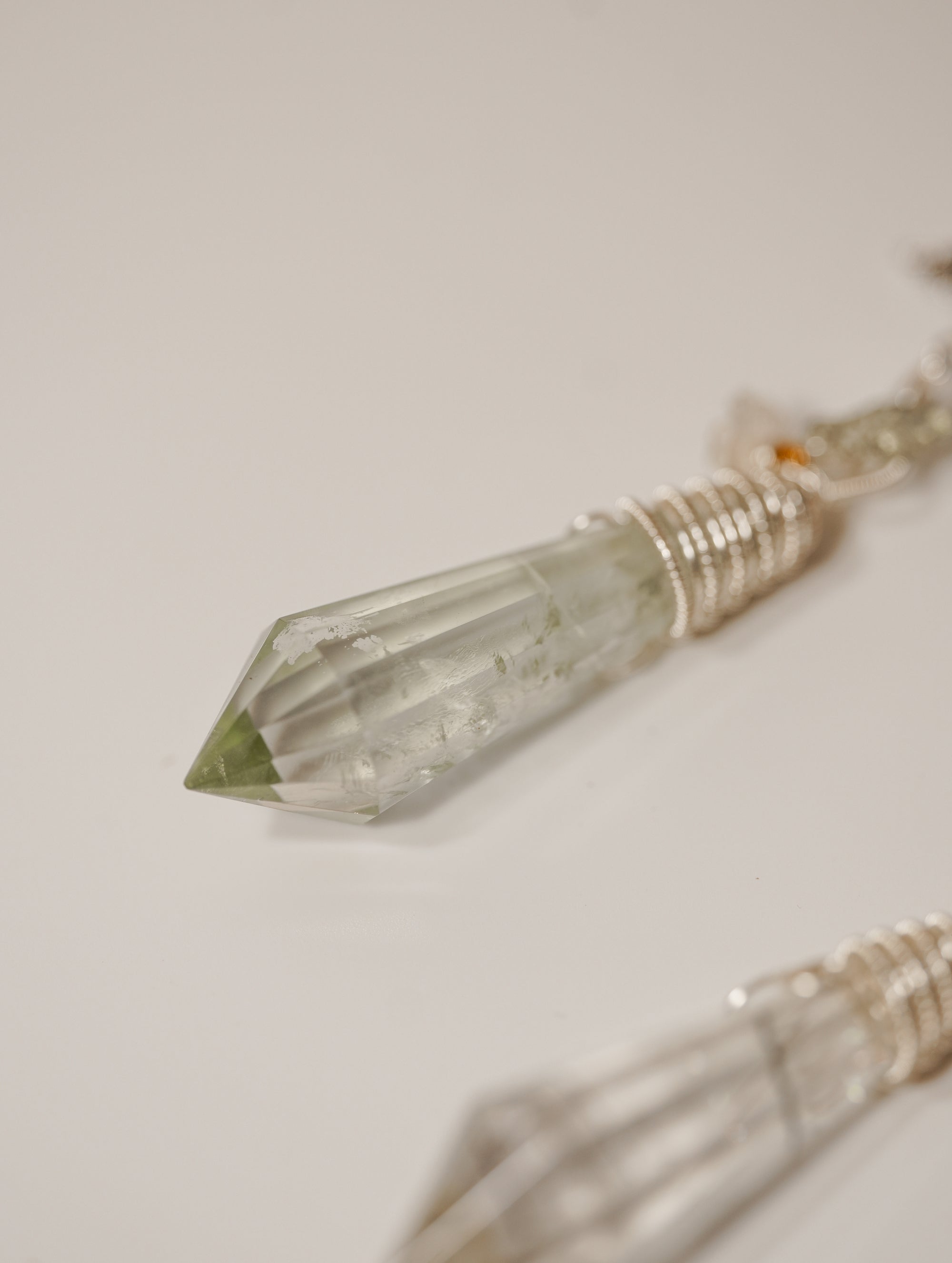 Péndulos de Minerales Naturales – Cuarzo Turmalinado, Fuego y Verde