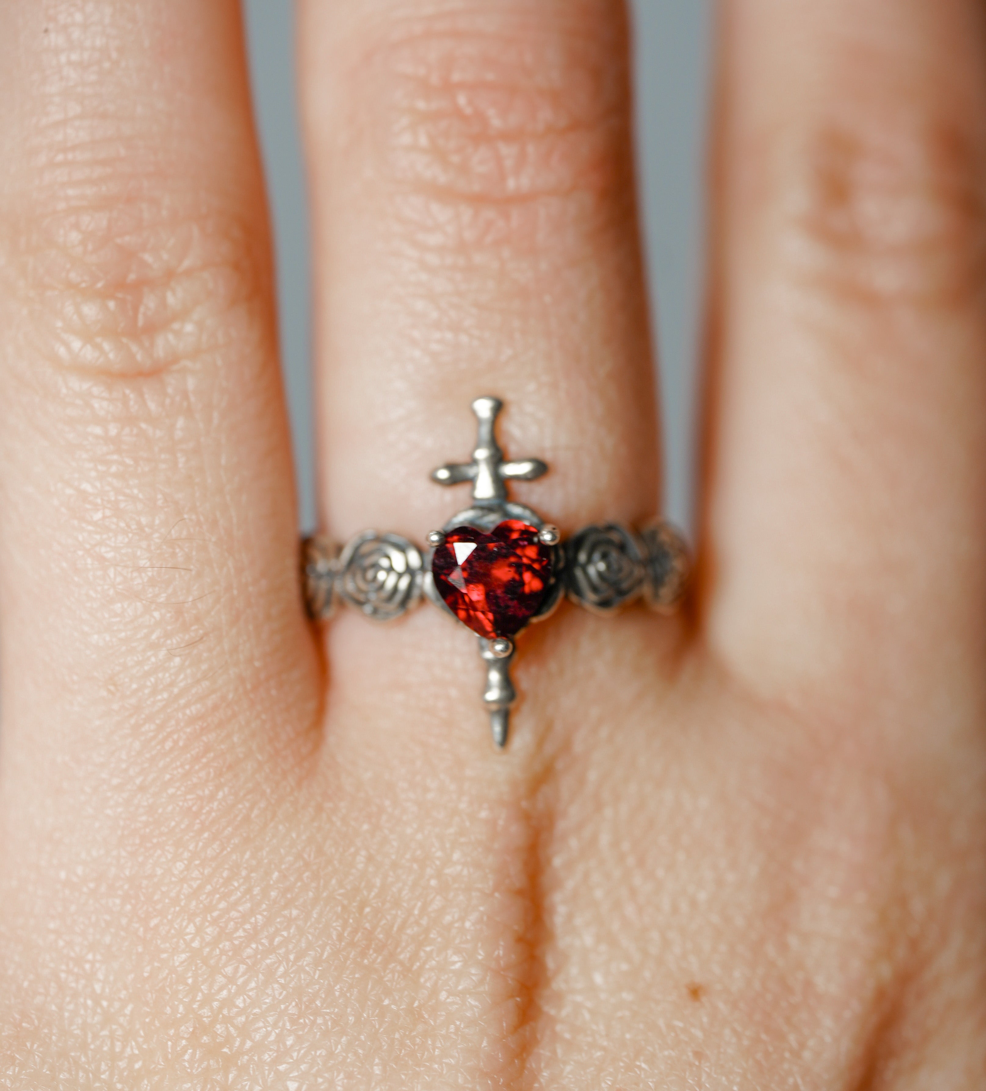 Anillo de Rubí y Plata – Corazón y Espada