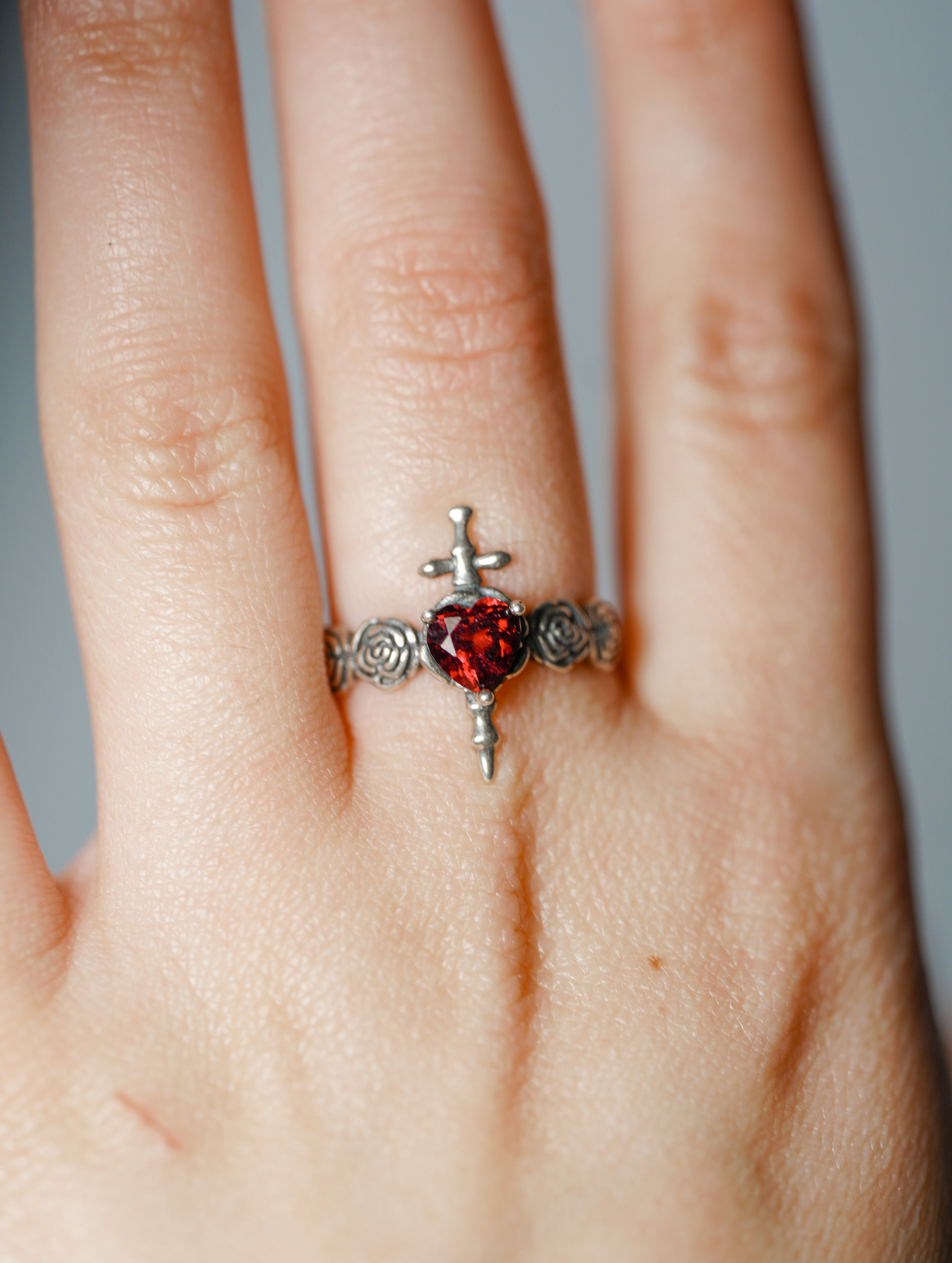 Anillo de Rubí y Plata – Corazón y Espada