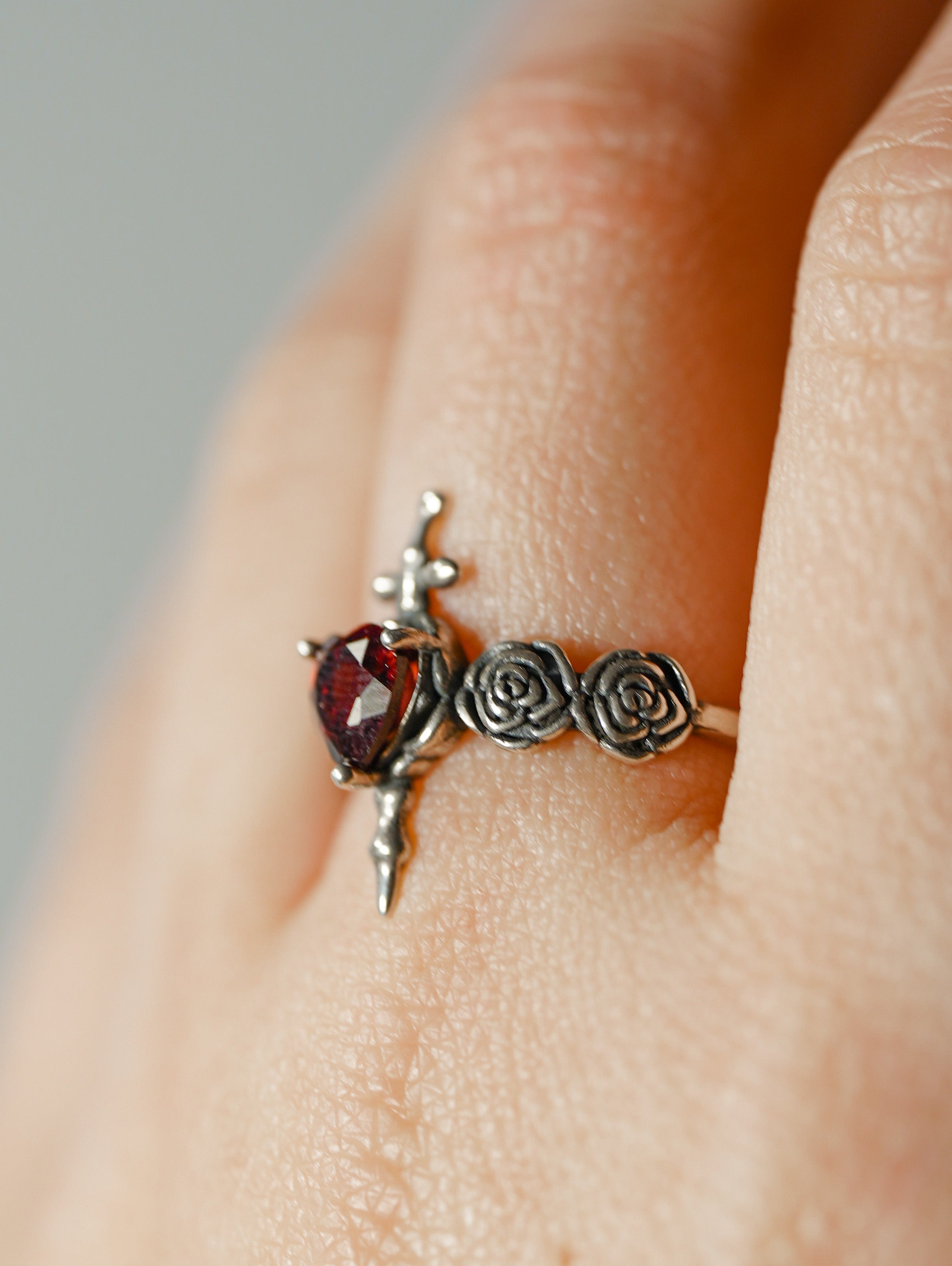 Anillo de Rubí y Plata – Corazón y Espada