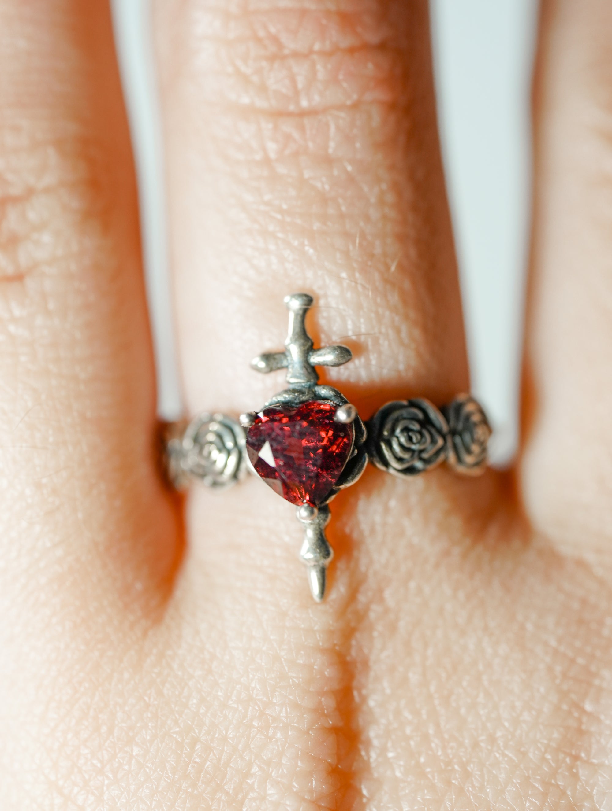 Anillo de Rubí y Plata – Corazón y Espada