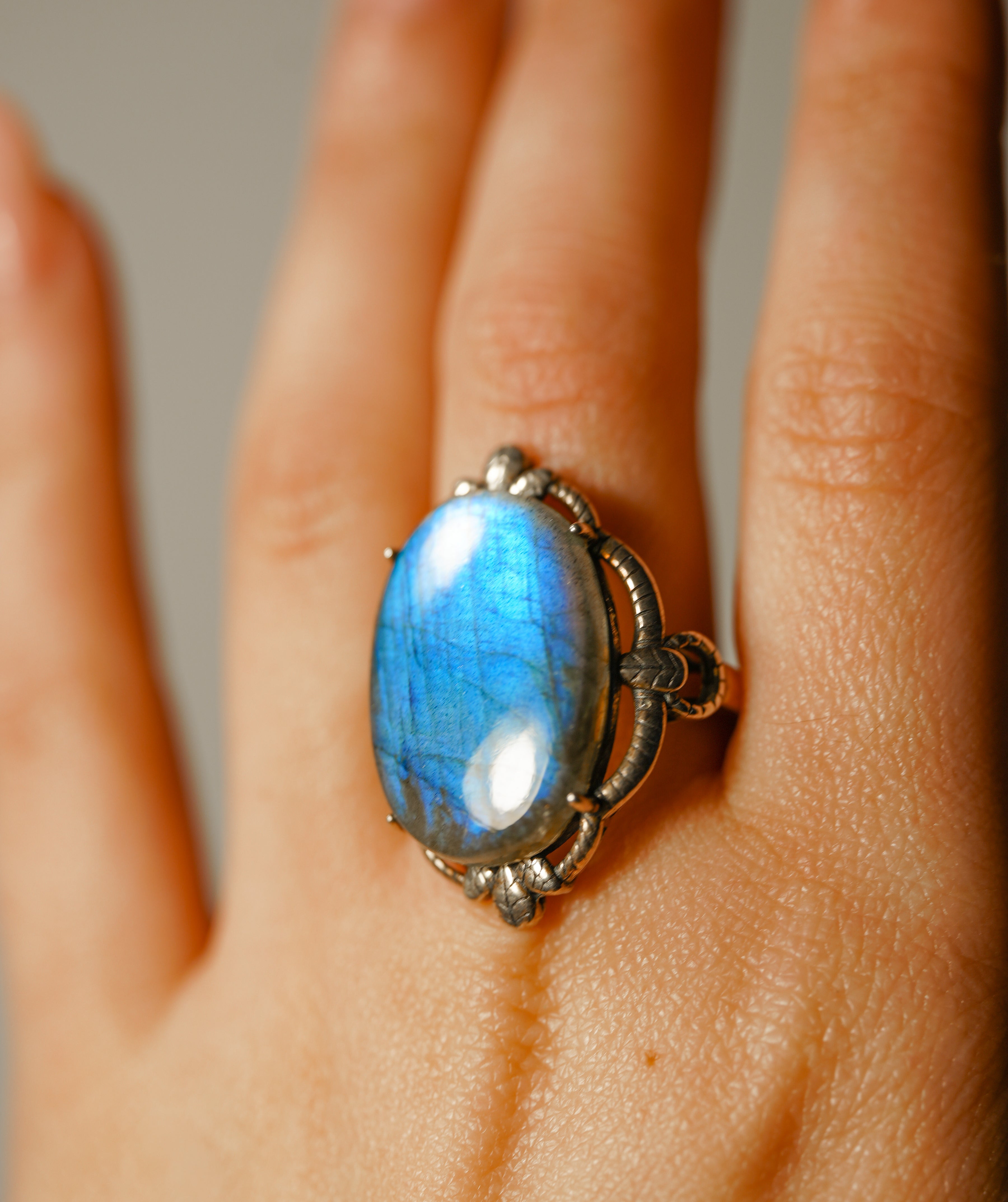 Anillo de Labradorita y Plata – Ajustable