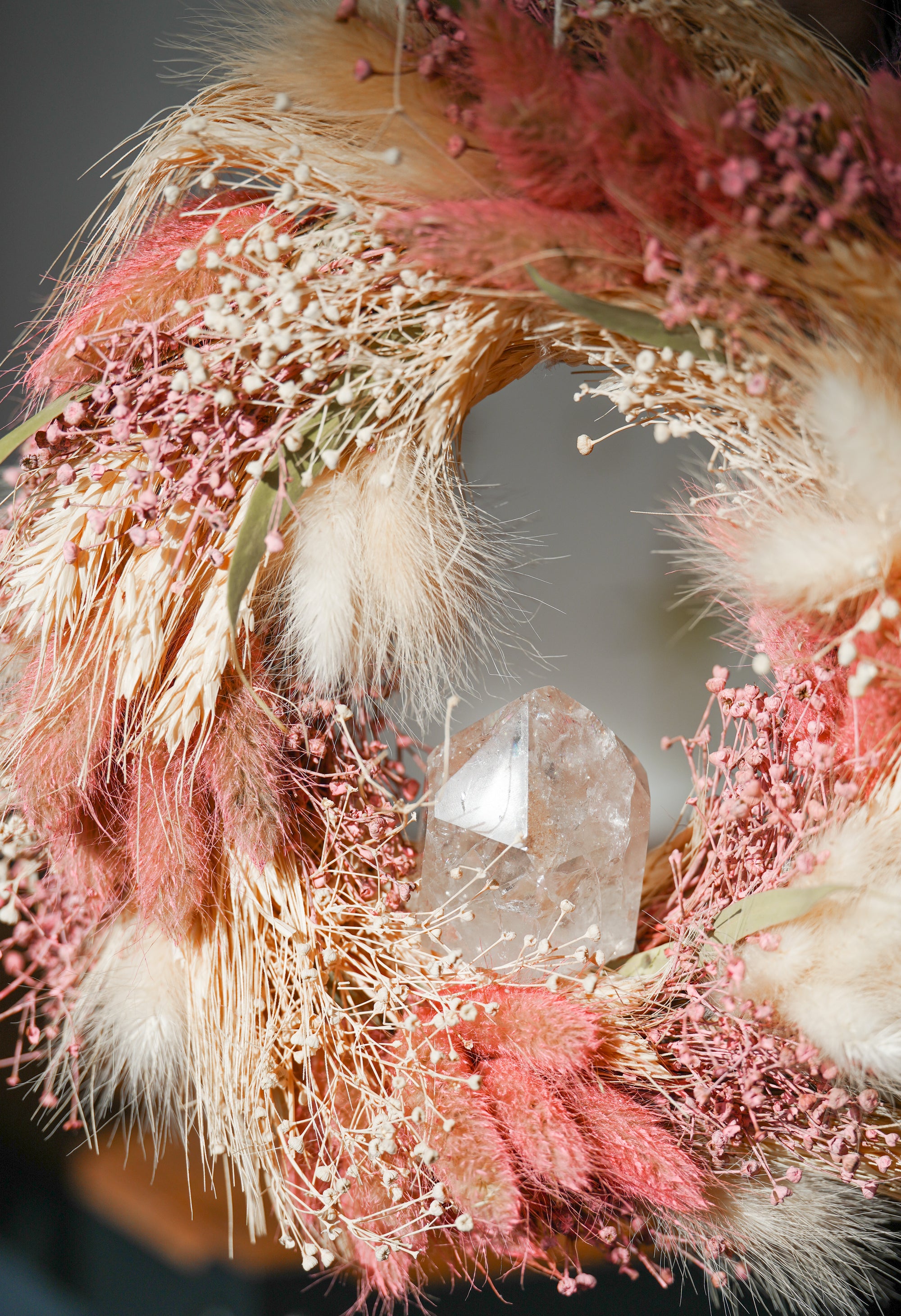 Corona de Flores Rosas con Cuarzo Cristal