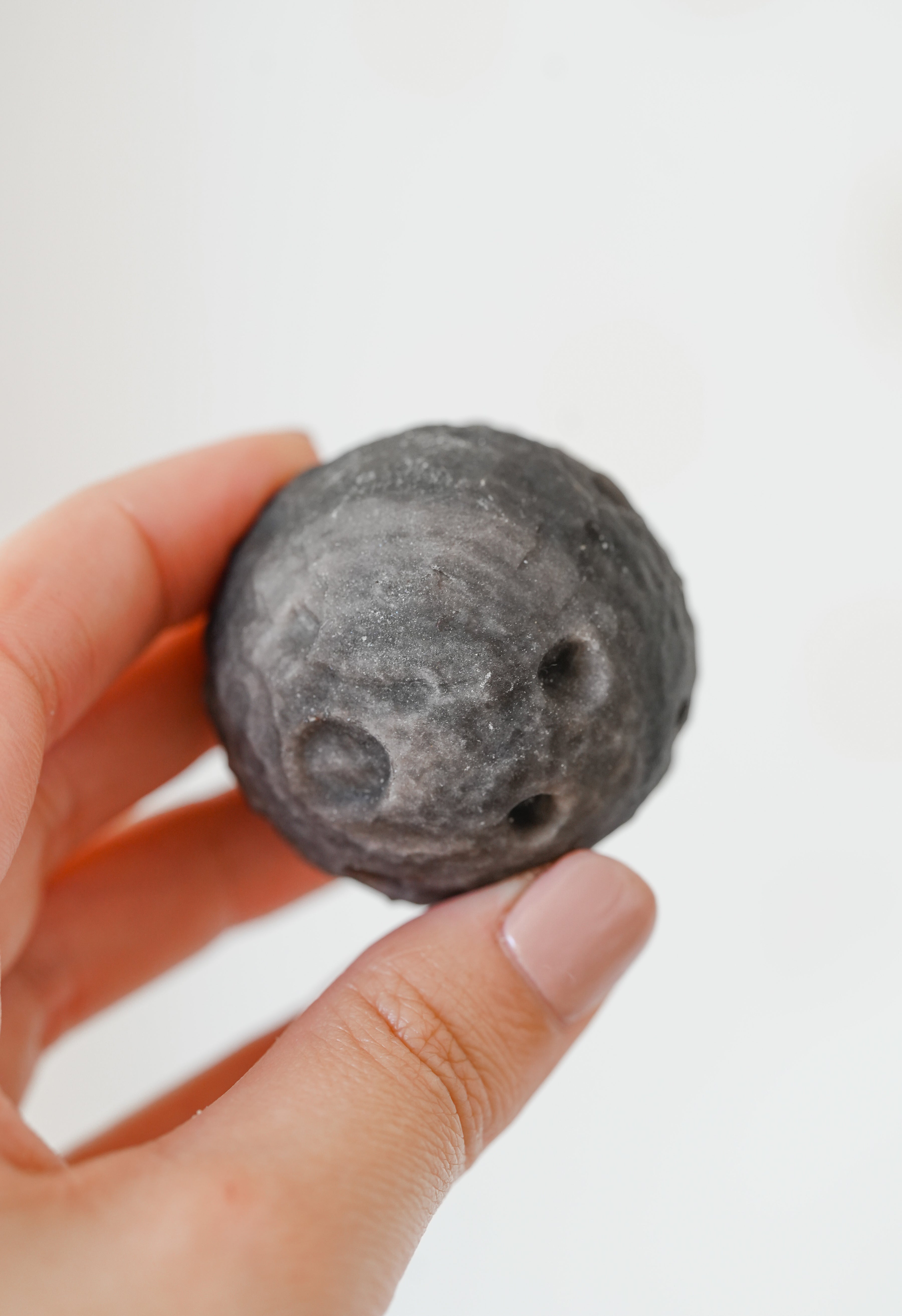 Luna de Obsidiana Plateada – Intuición y protección en la sombra