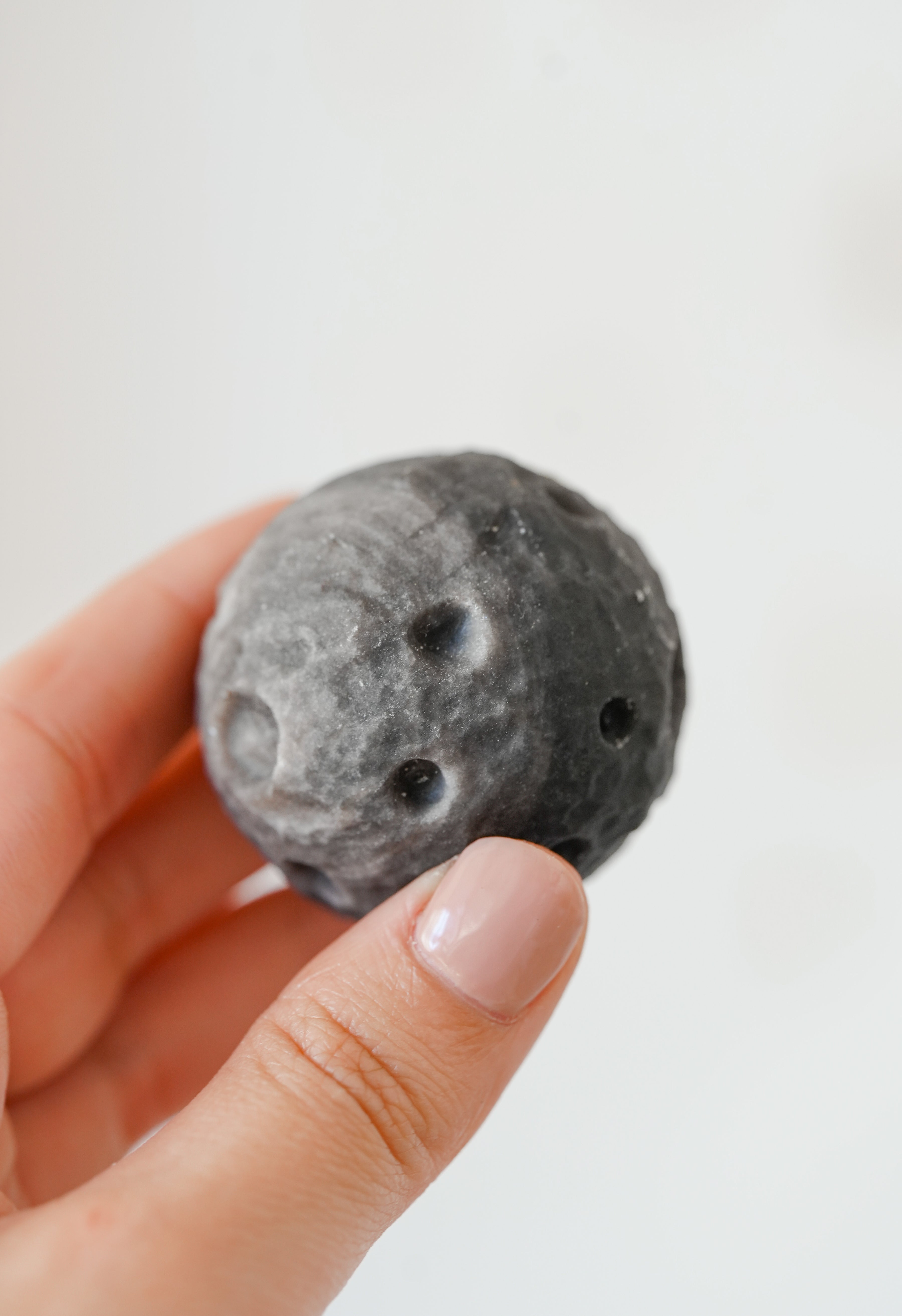 Luna de Obsidiana Plateada – Intuición y protección en la sombra