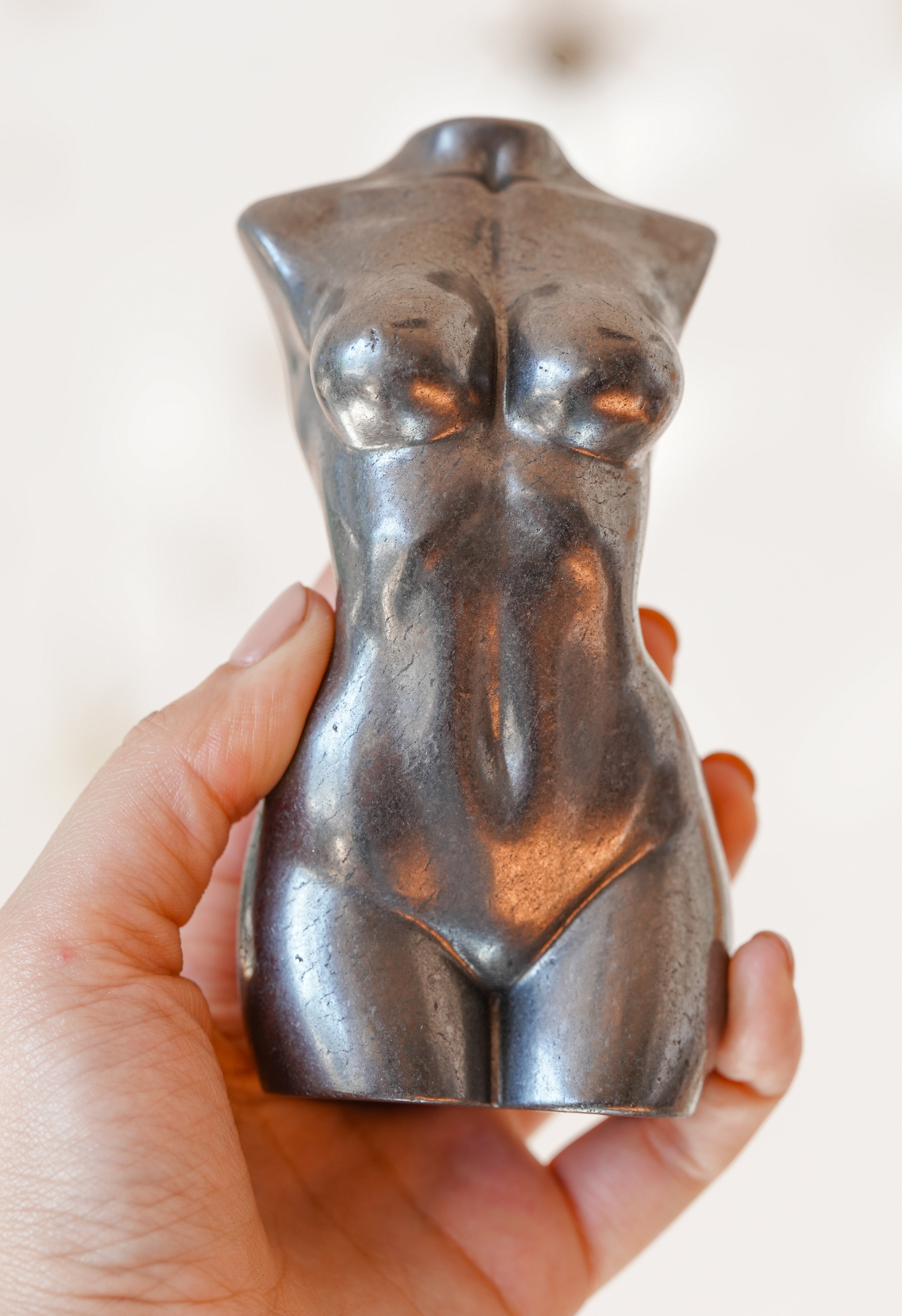 Busto de Shungita – Protección y anclaje energético