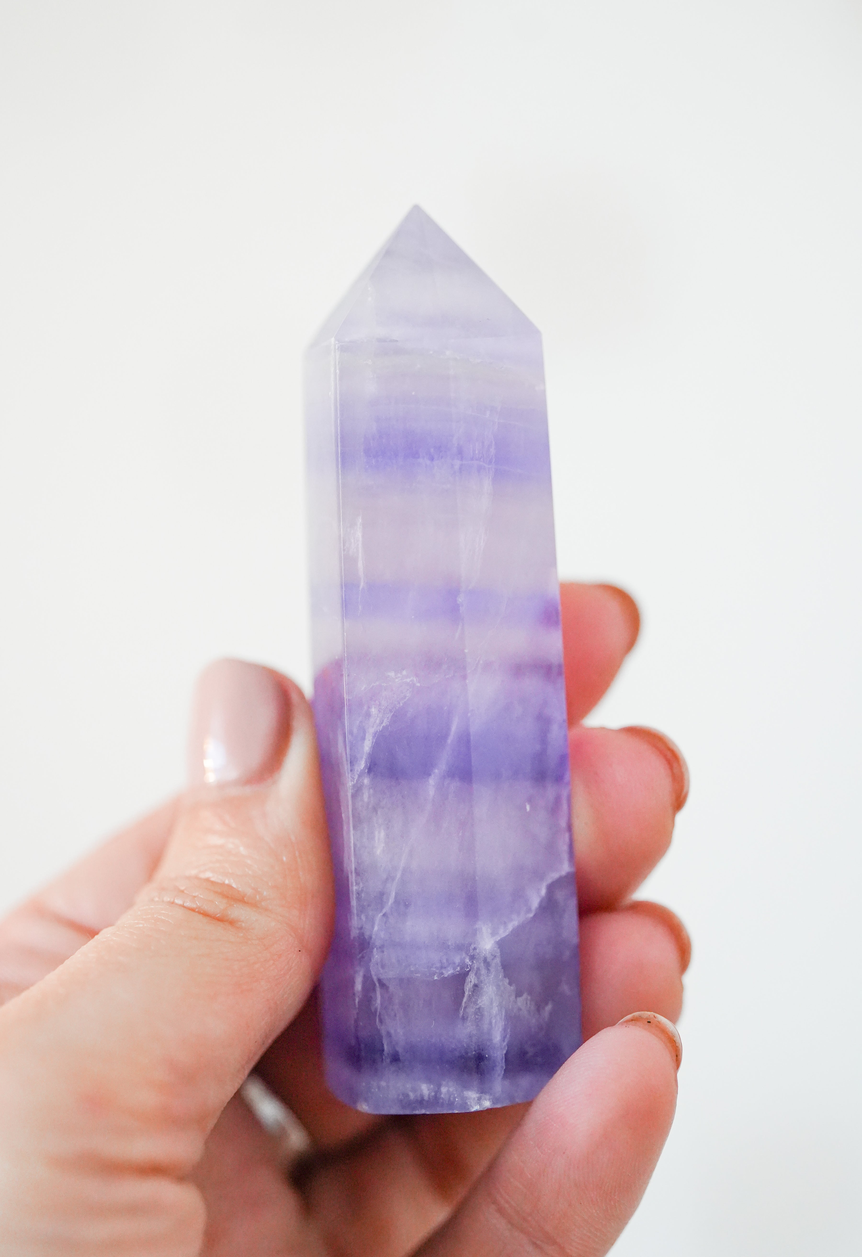 Punta de Fluorita Morada – Intuición, claridad y equilibrio