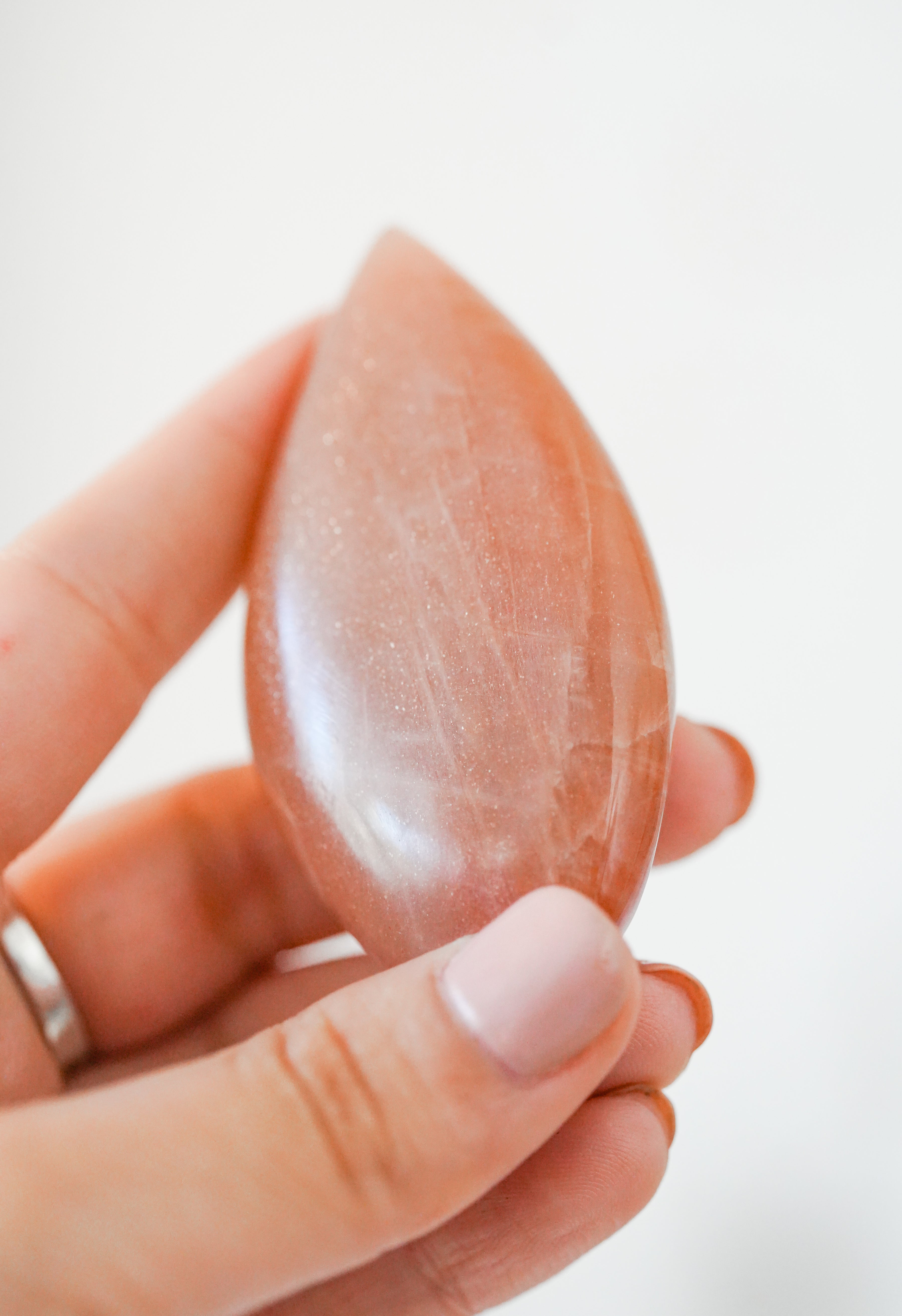 Llama de Piedra Luna con Piedra Sol – Equilibrio, intuición y energía vital