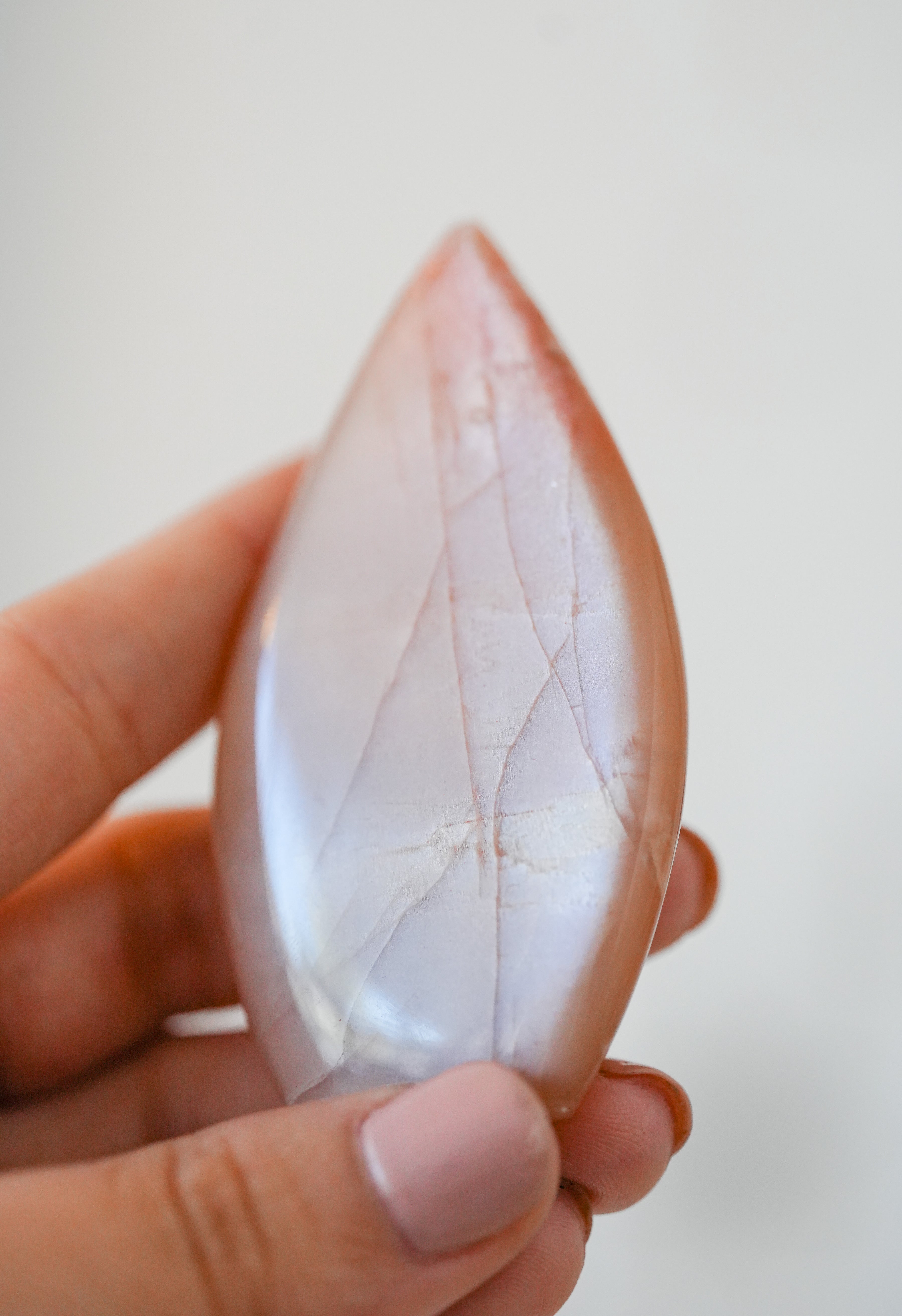 Llama de Piedra Luna con Piedra Sol – Equilibrio, intuición y energía vital