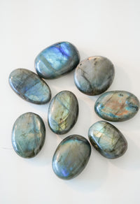 Palmstone de Labradorita – Protección e intuición en calma