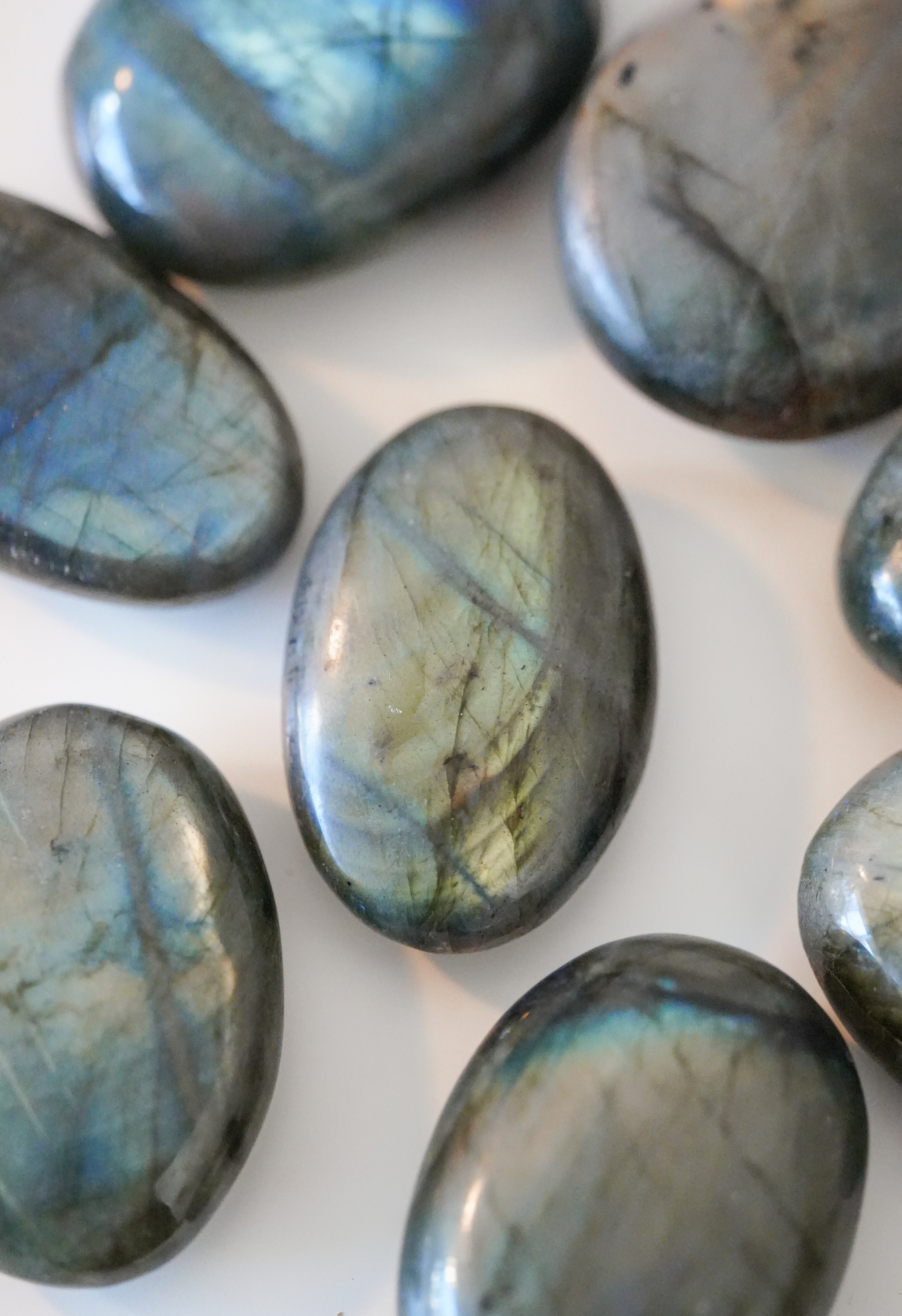 Palmstone de Labradorita – Protección e intuición en calma