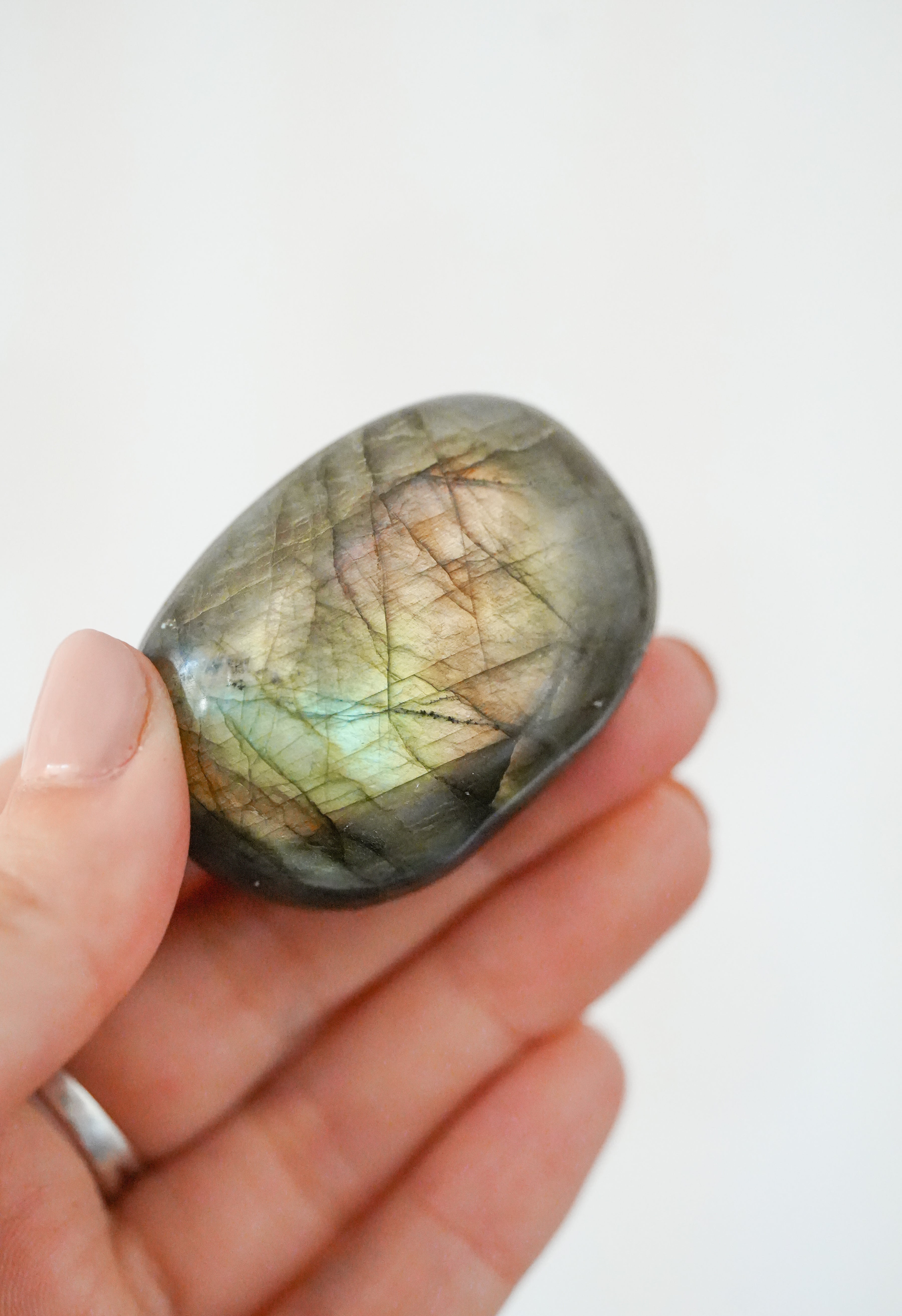 Palmstone de Labradorita – Protección e intuición en calma