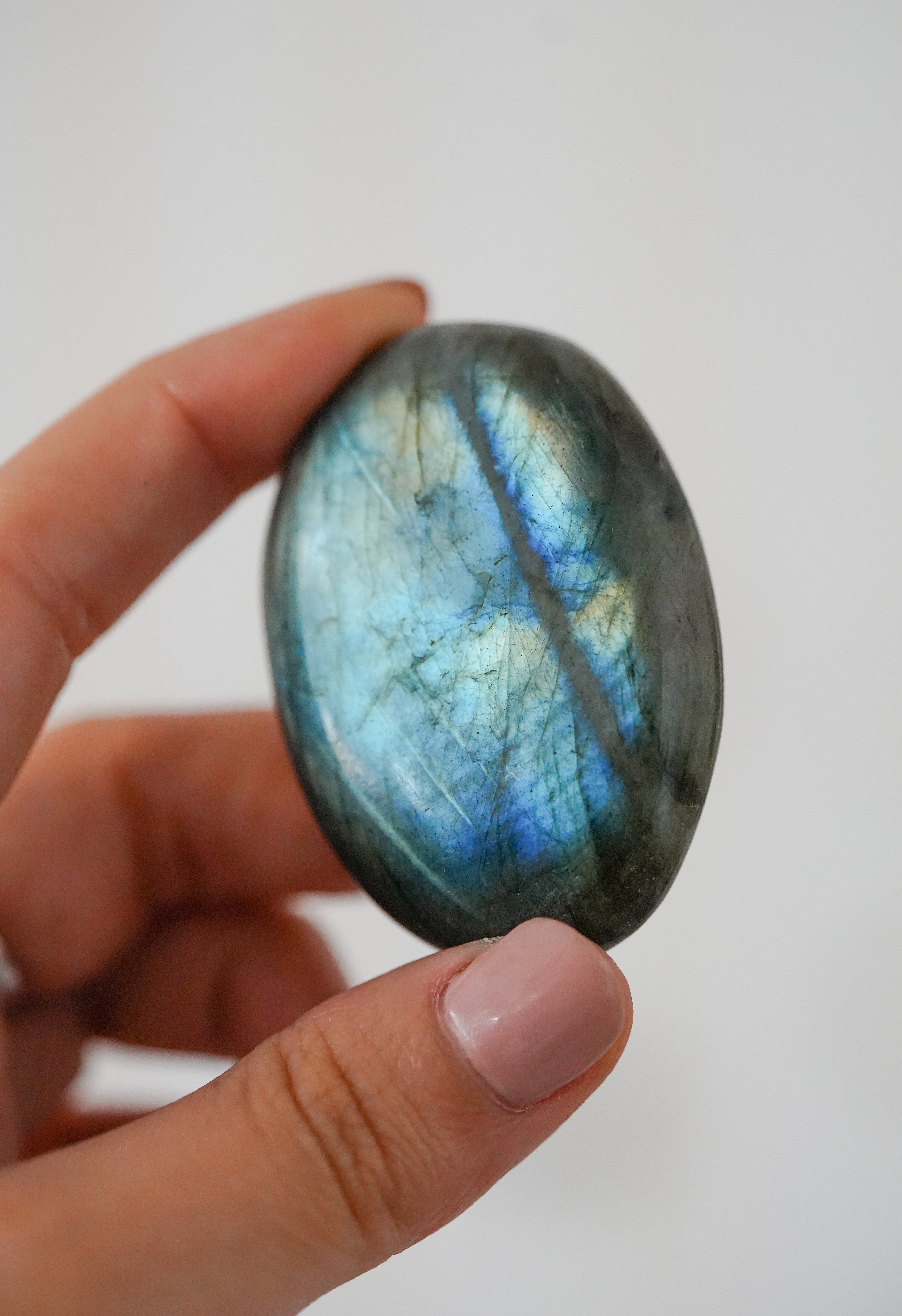 Palmstone de Labradorita – Protección e intuición en calma