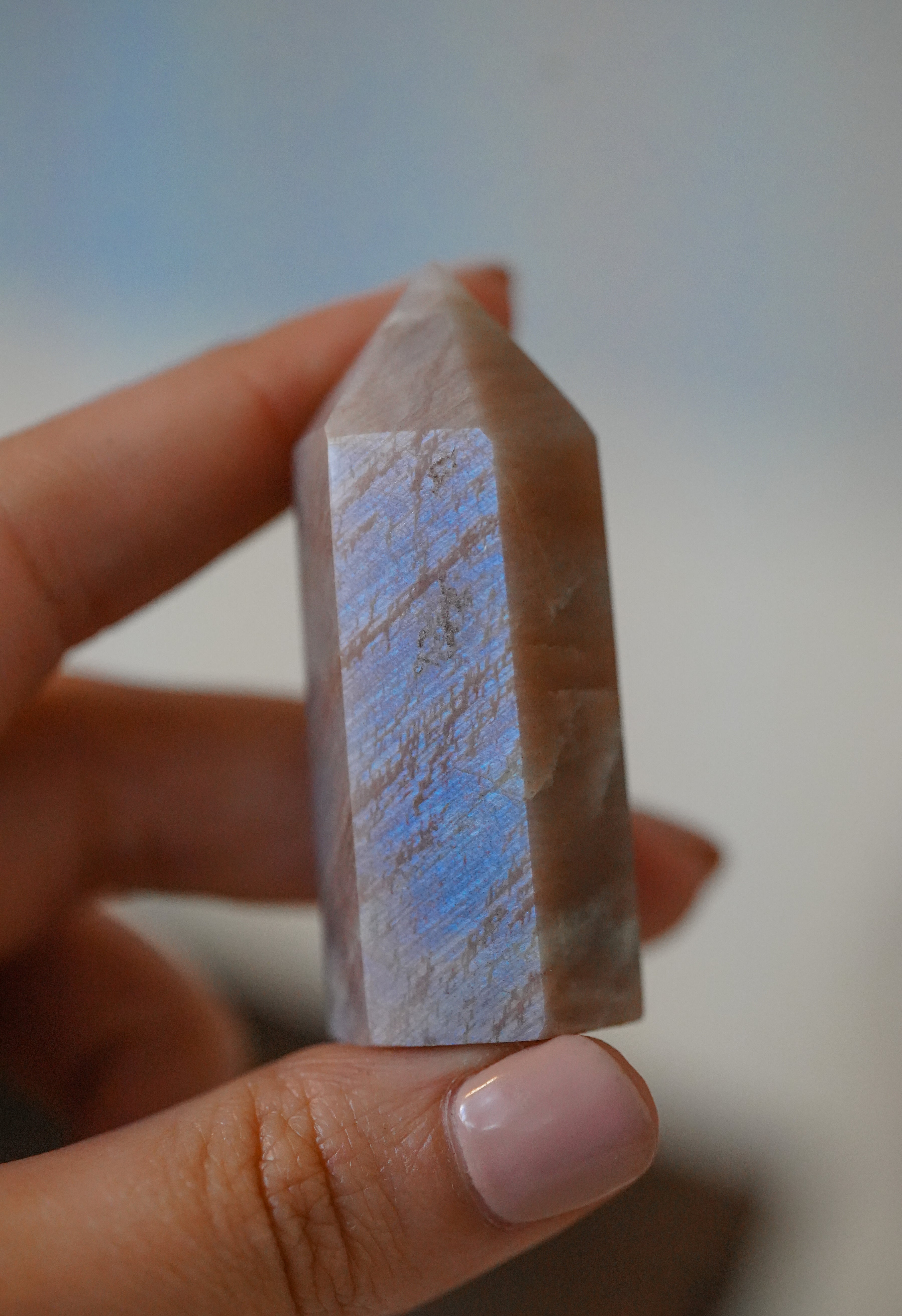 Punta de Piedra Luna Pequeña Calidad B – Intuición y calma