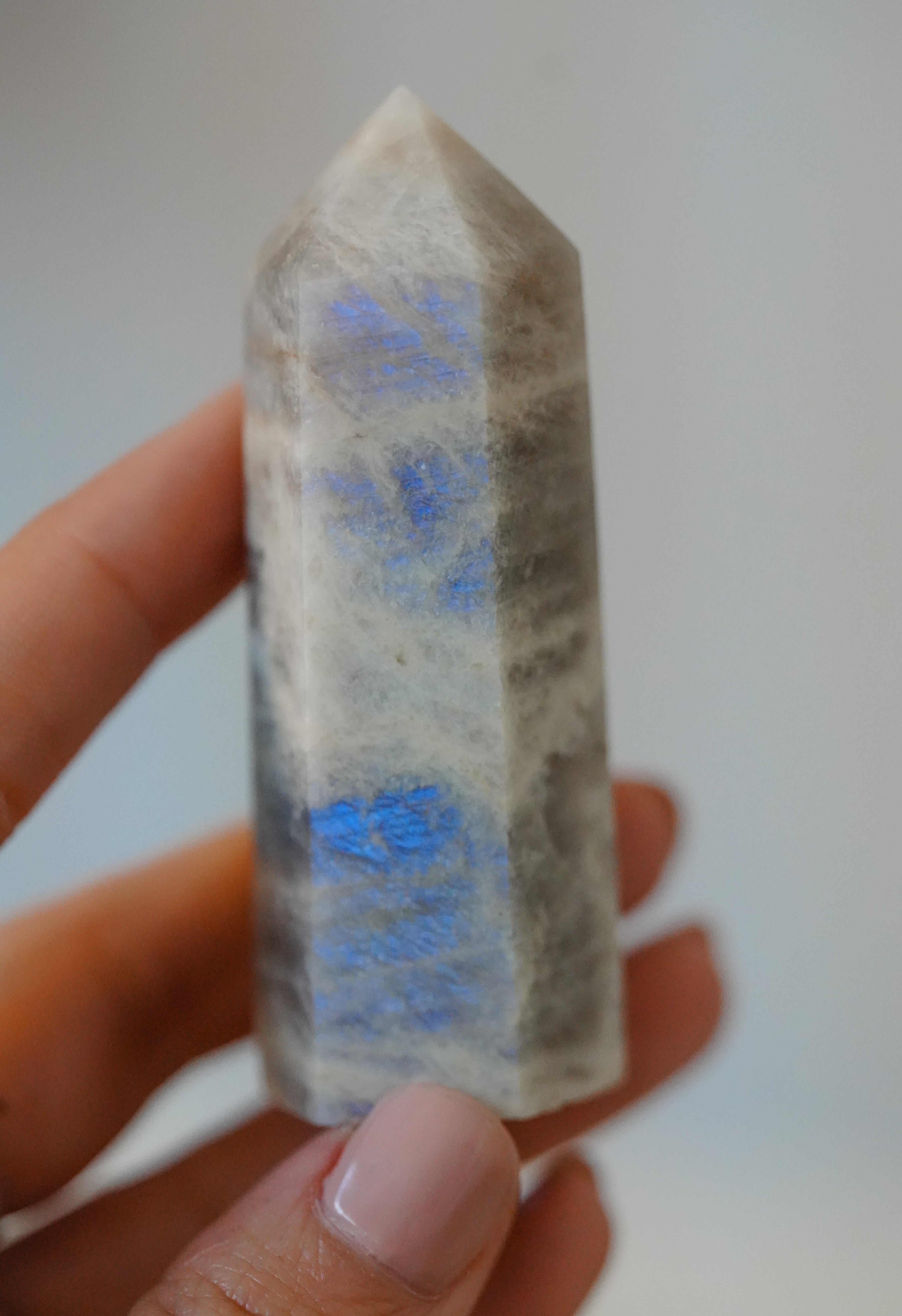 Punta de Piedra Luna Pequeña Calidad B – Intuición y calma