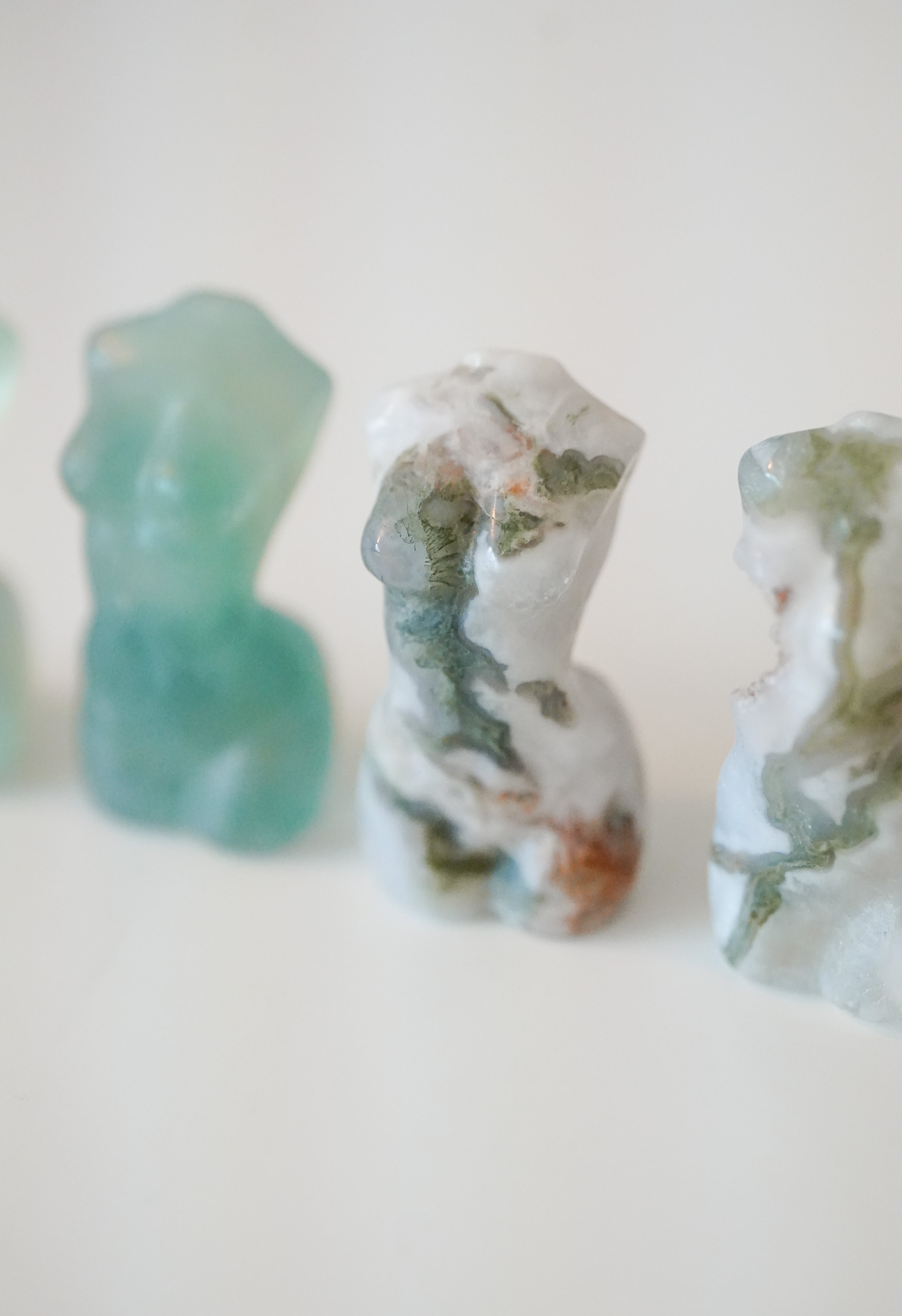 Busto de Fluorita, Ágata Musgo u Obsidiana – Claridad, crecimiento y protección