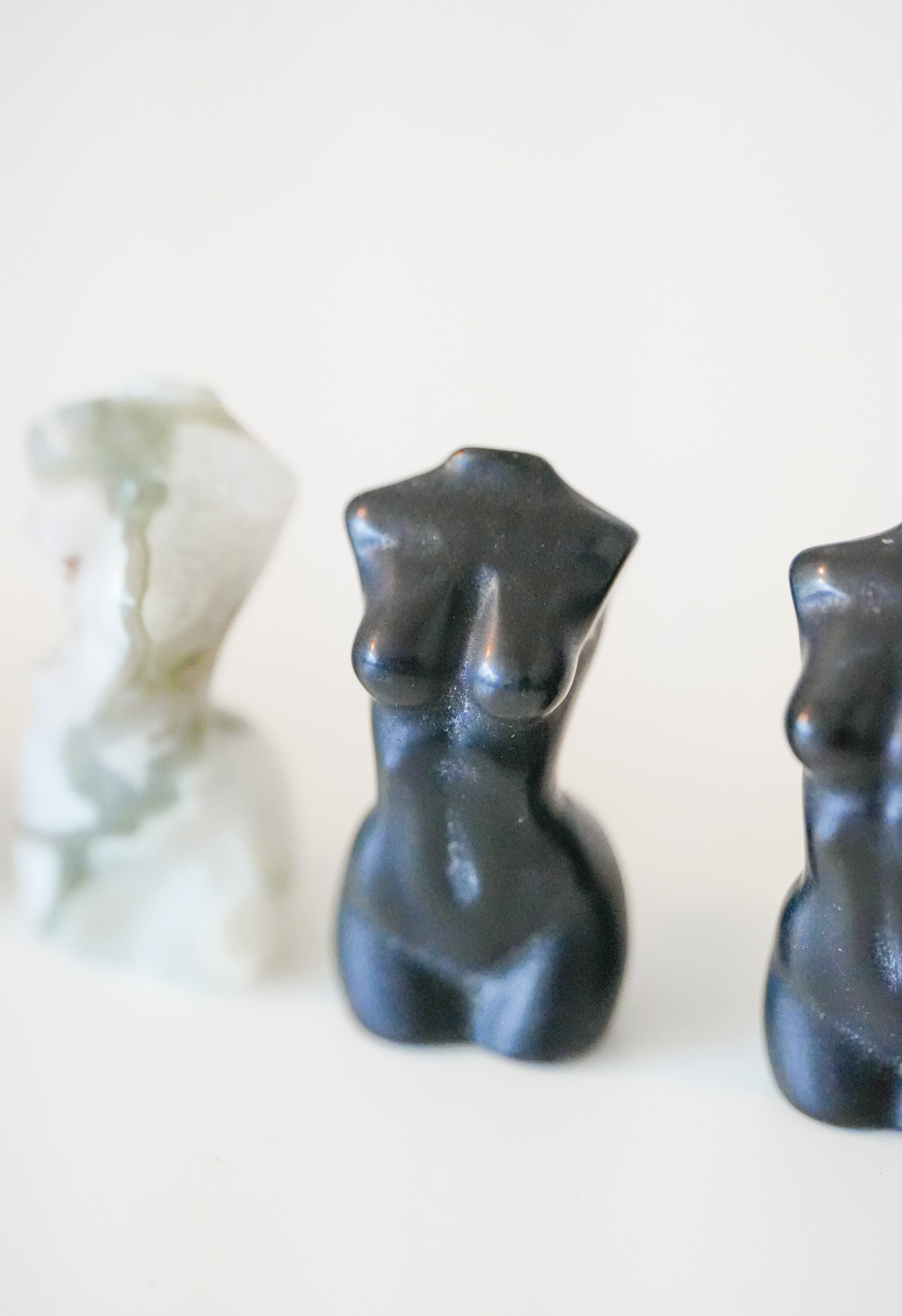 Busto de Fluorita, Ágata Musgo u Obsidiana – Claridad, crecimiento y protección