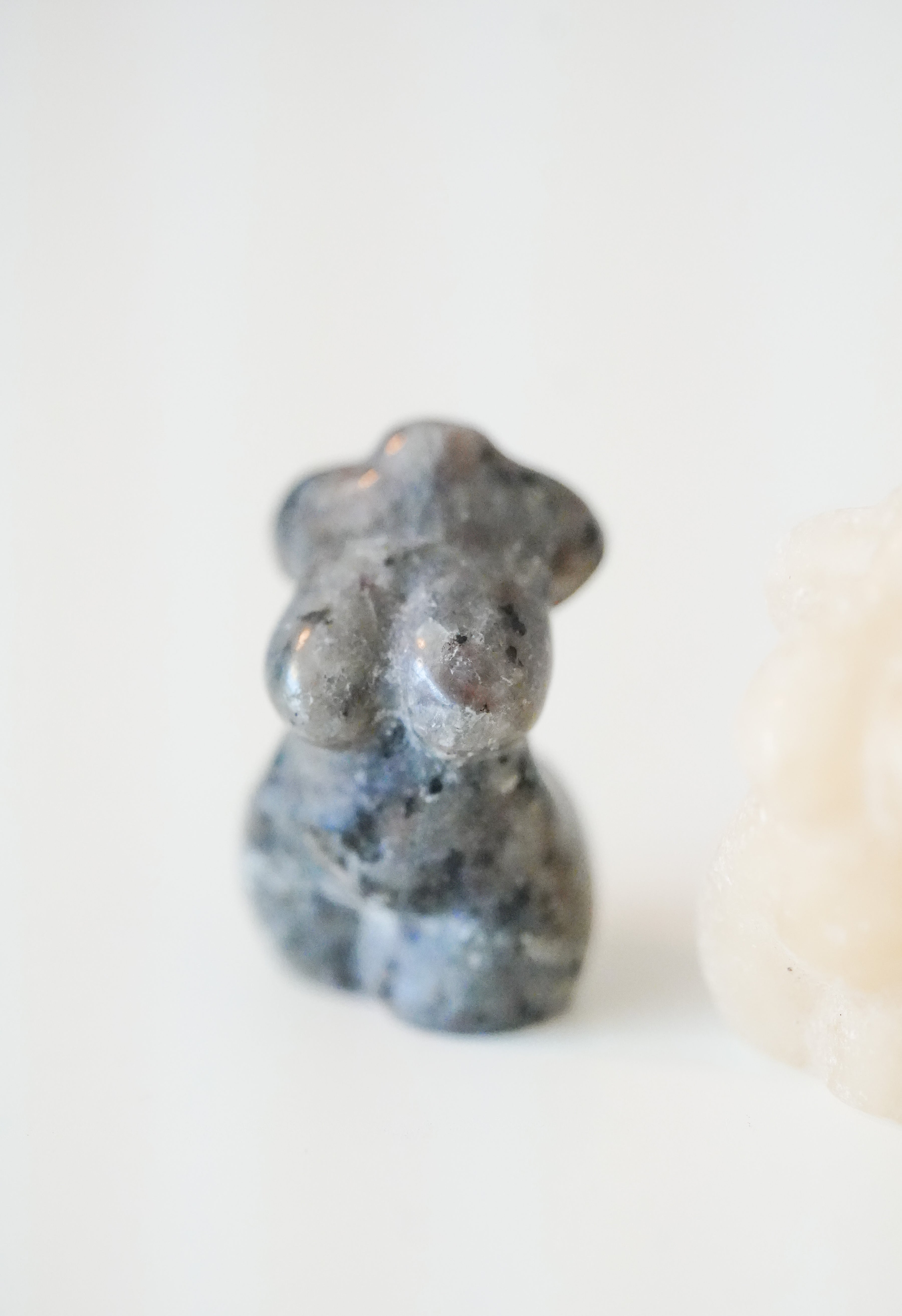 Busto Mineral Aleatorio – Identidad, presencia y energía única