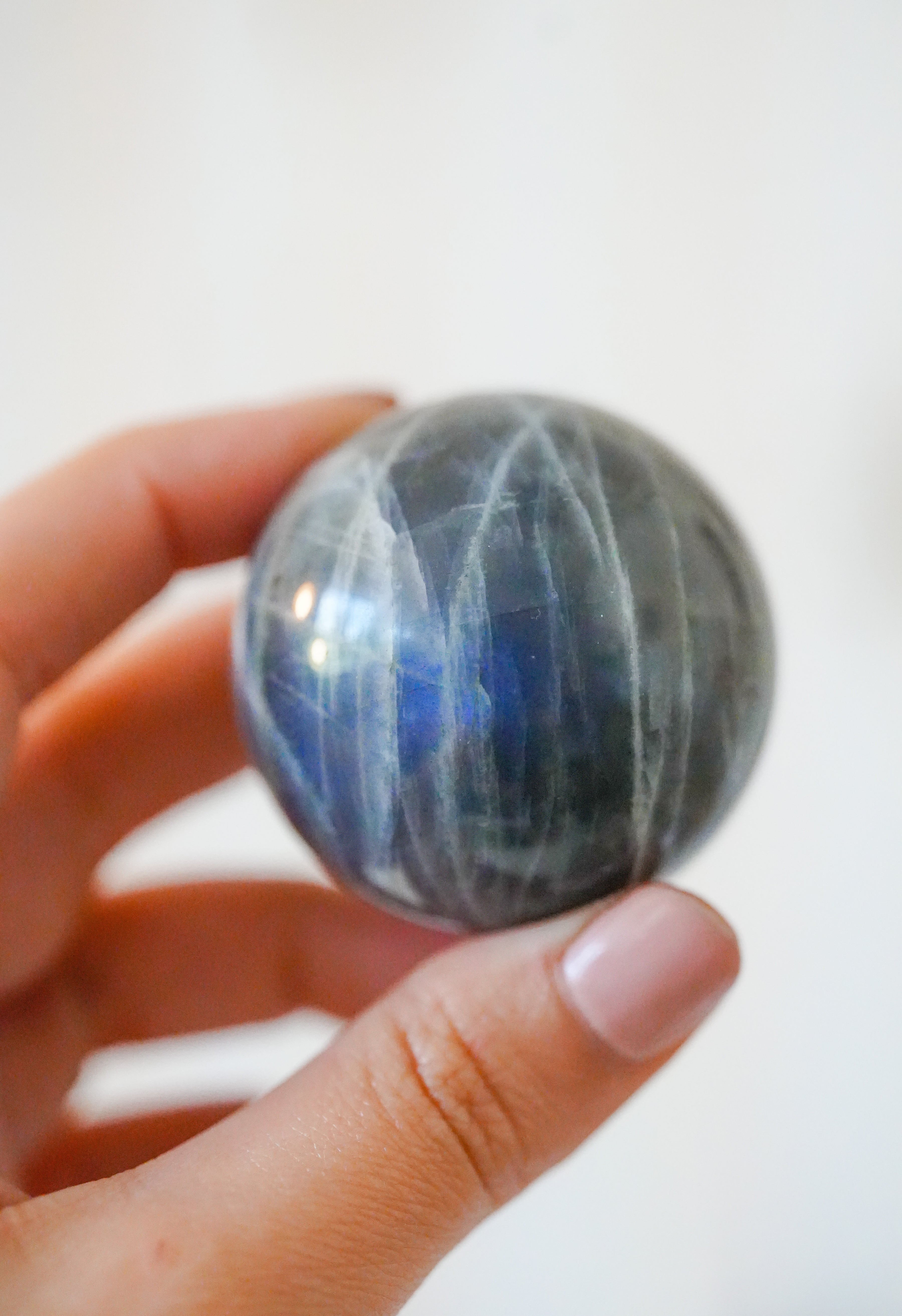 Esfera de Labradorita Calidad B – Protección e intuición