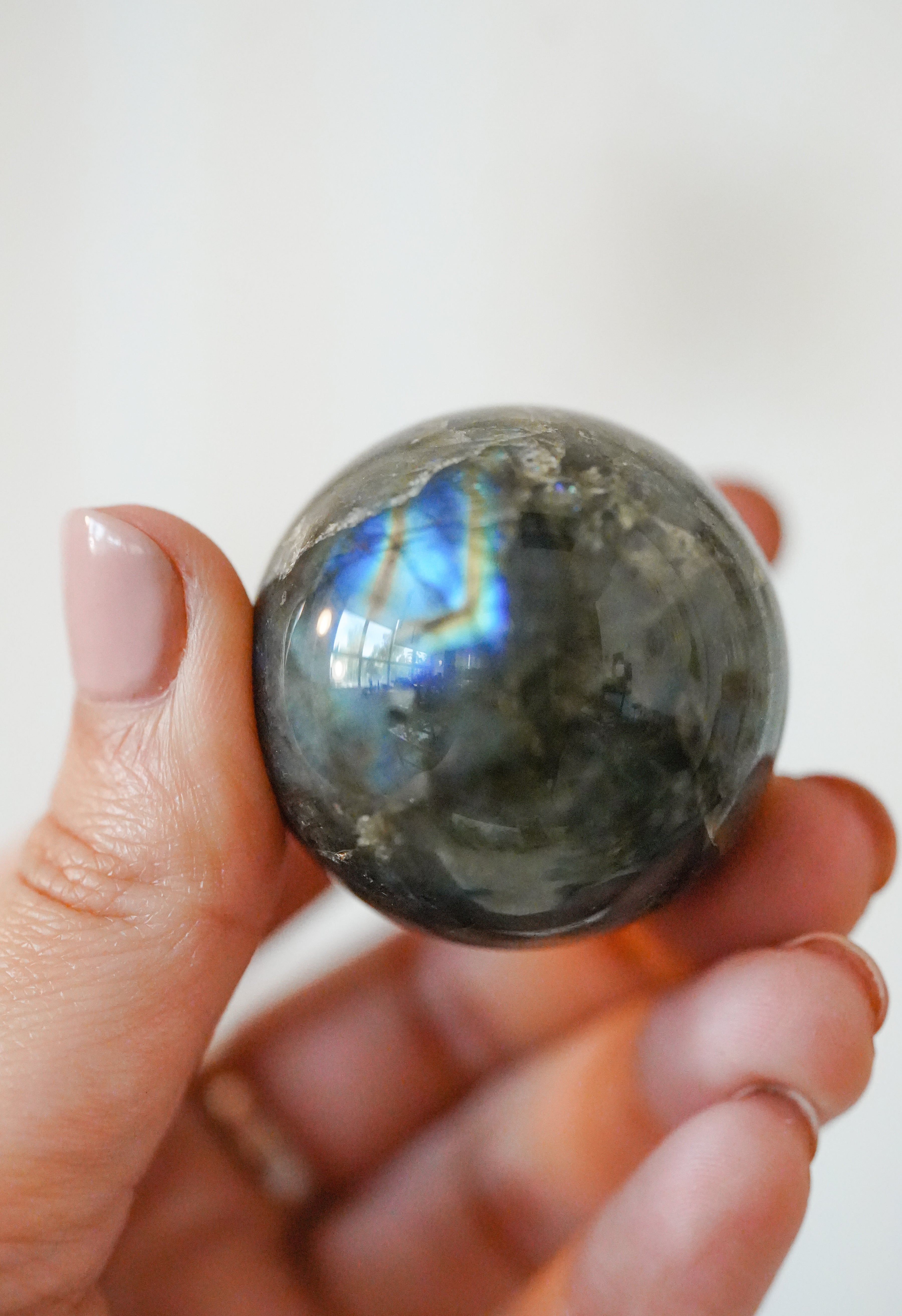 Esfera de Labradorita Calidad B – Protección e intuición