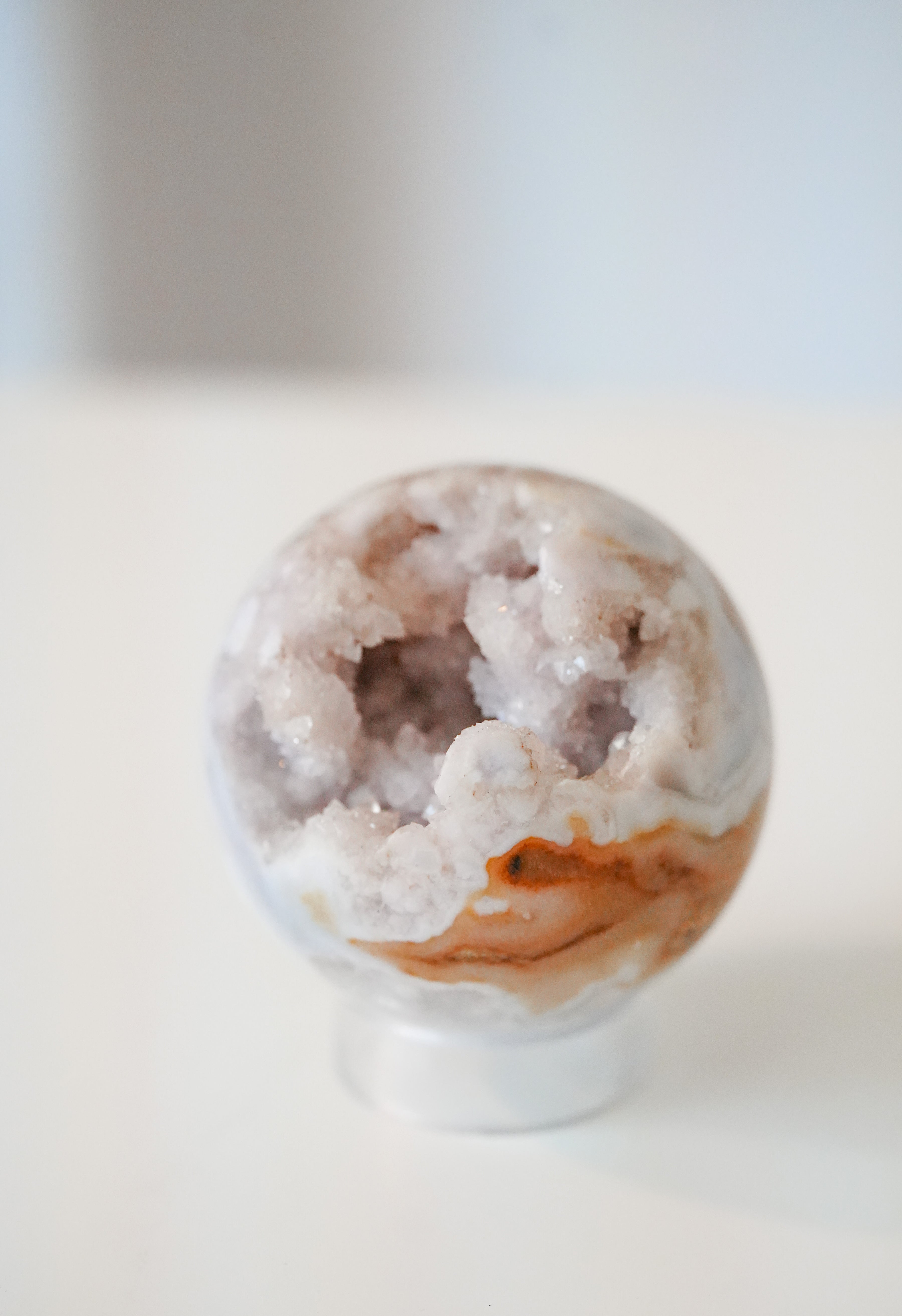 Esfera de Amatista Rosa Pálida con Drusa – Calma, dulzura y sanación emocional