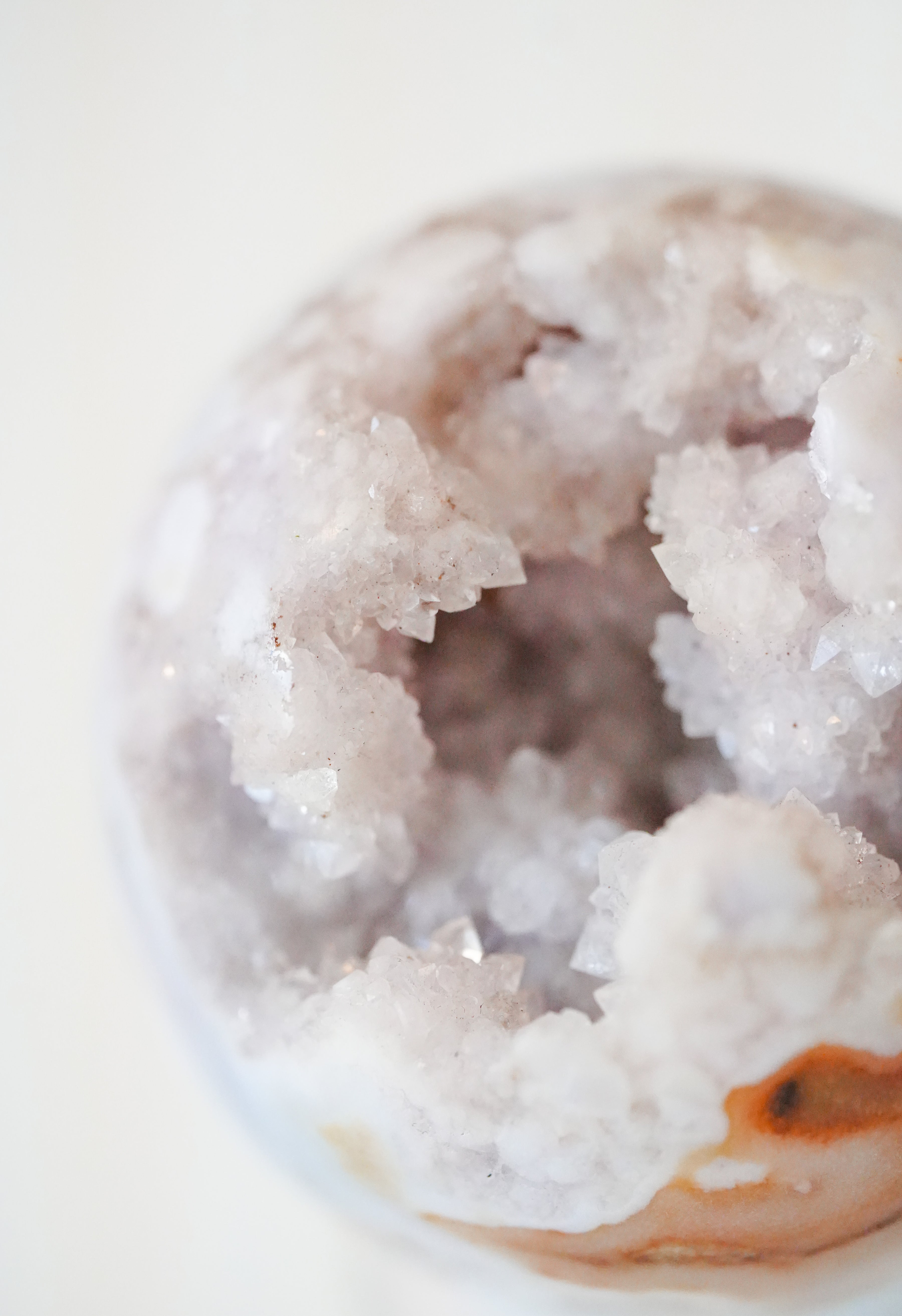 Esfera de Amatista Rosa Pálida con Drusa – Calma, dulzura y sanación emocional