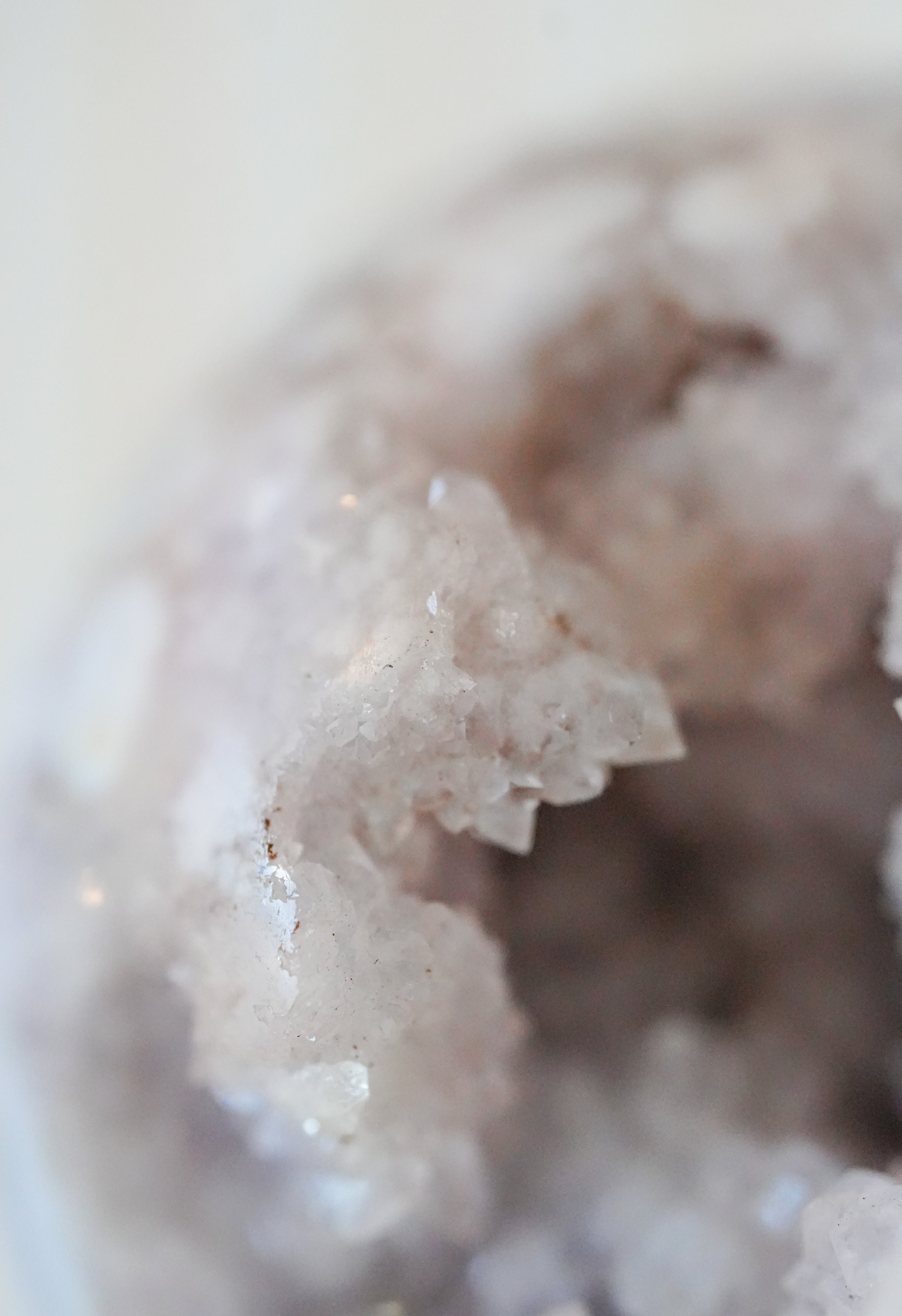 Esfera de Amatista Rosa Pálida con Drusa – Calma, dulzura y sanación emocional