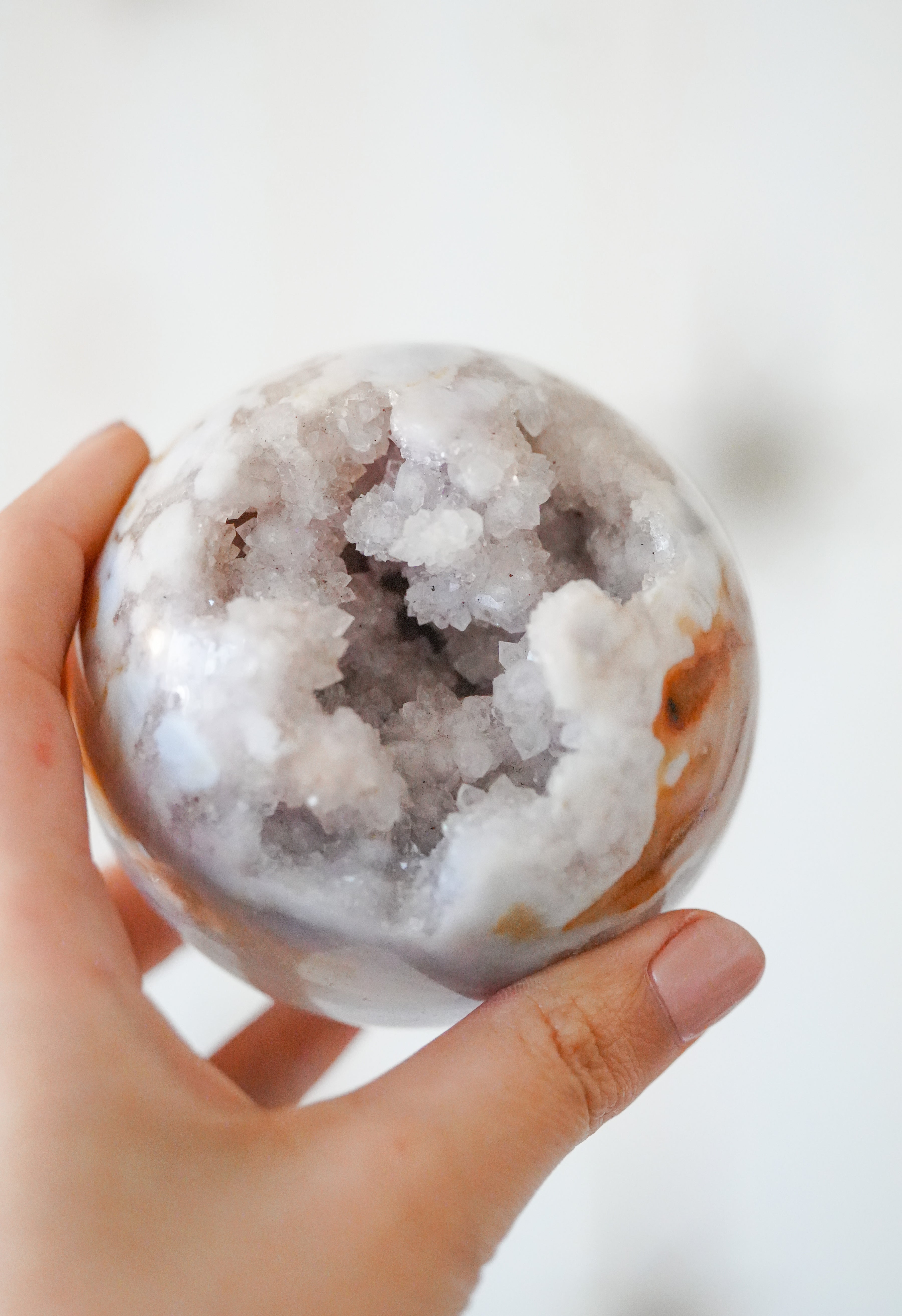 Esfera de Amatista Rosa Pálida con Drusa – Calma, dulzura y sanación emocional