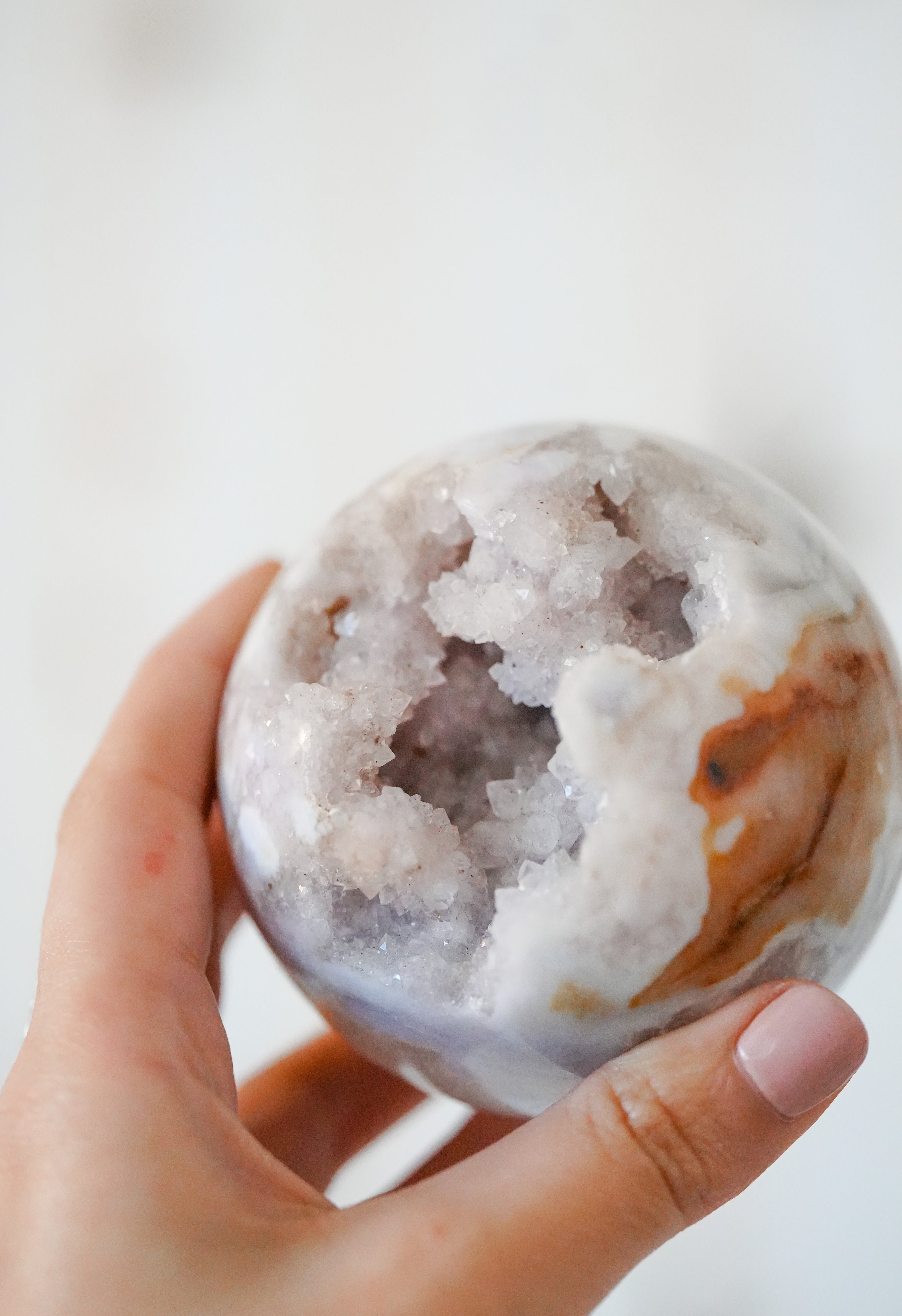 Esfera de Amatista Rosa Pálida con Drusa – Calma, dulzura y sanación emocional
