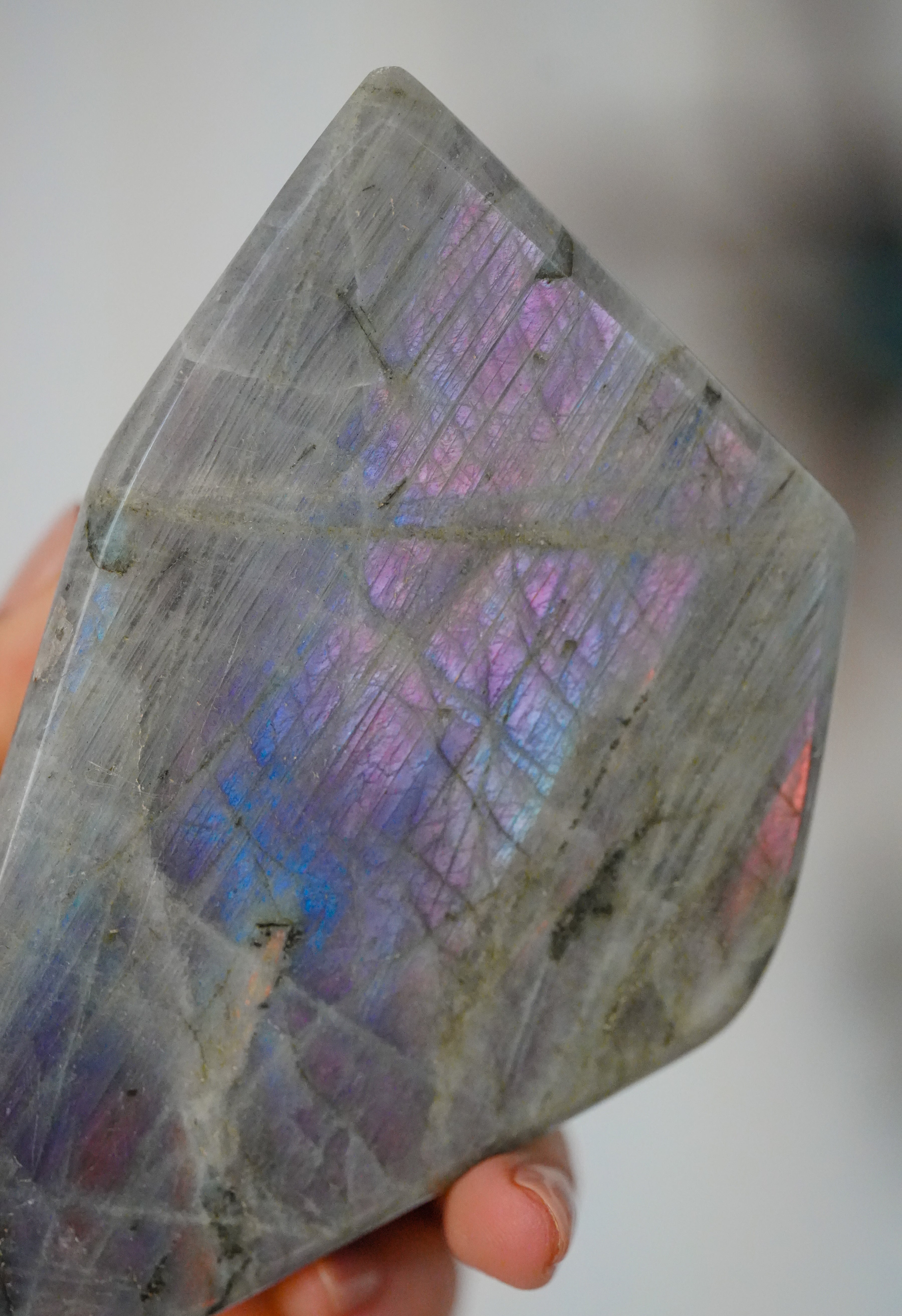 Labradorita Morada Grande – Intuición y protección con presencia