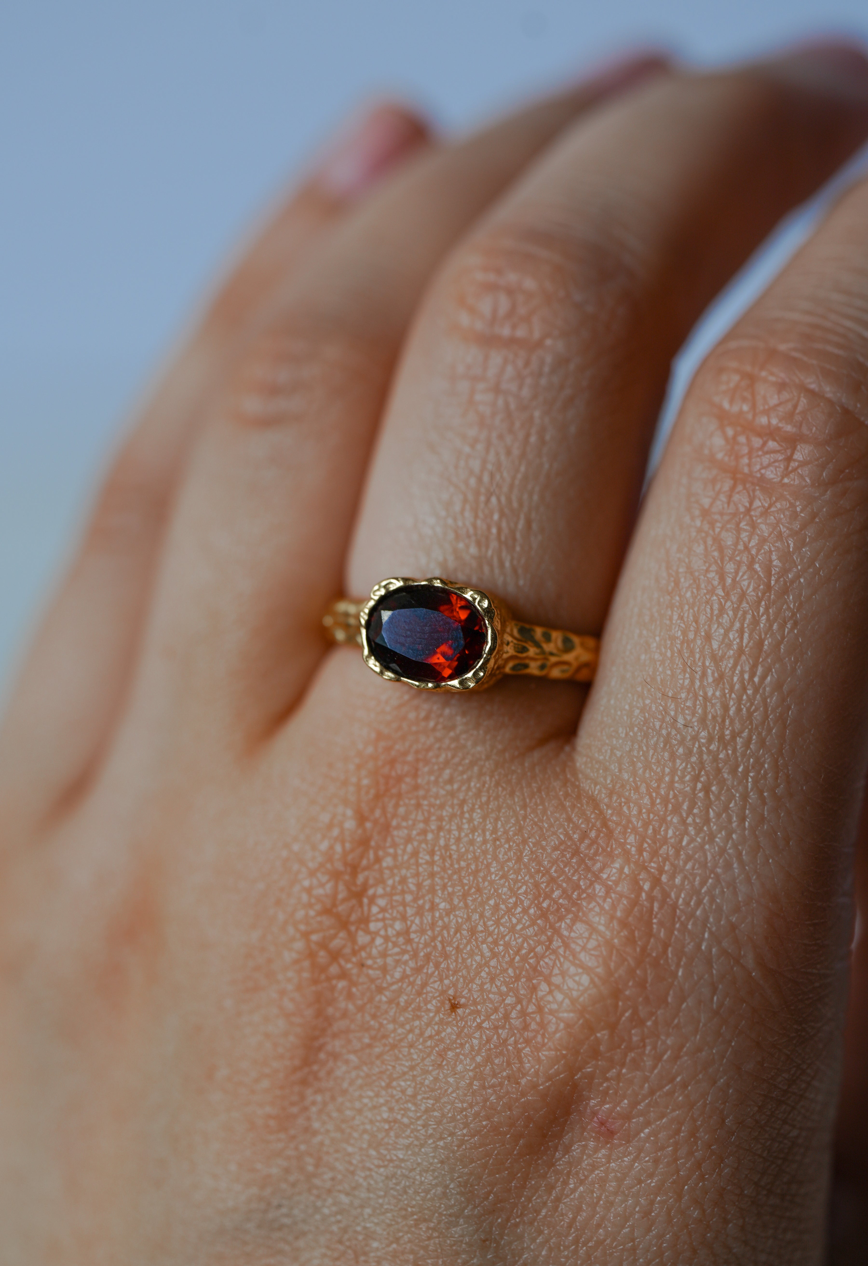 Anillo de Granate en plata 925 bañada en oro adaptable