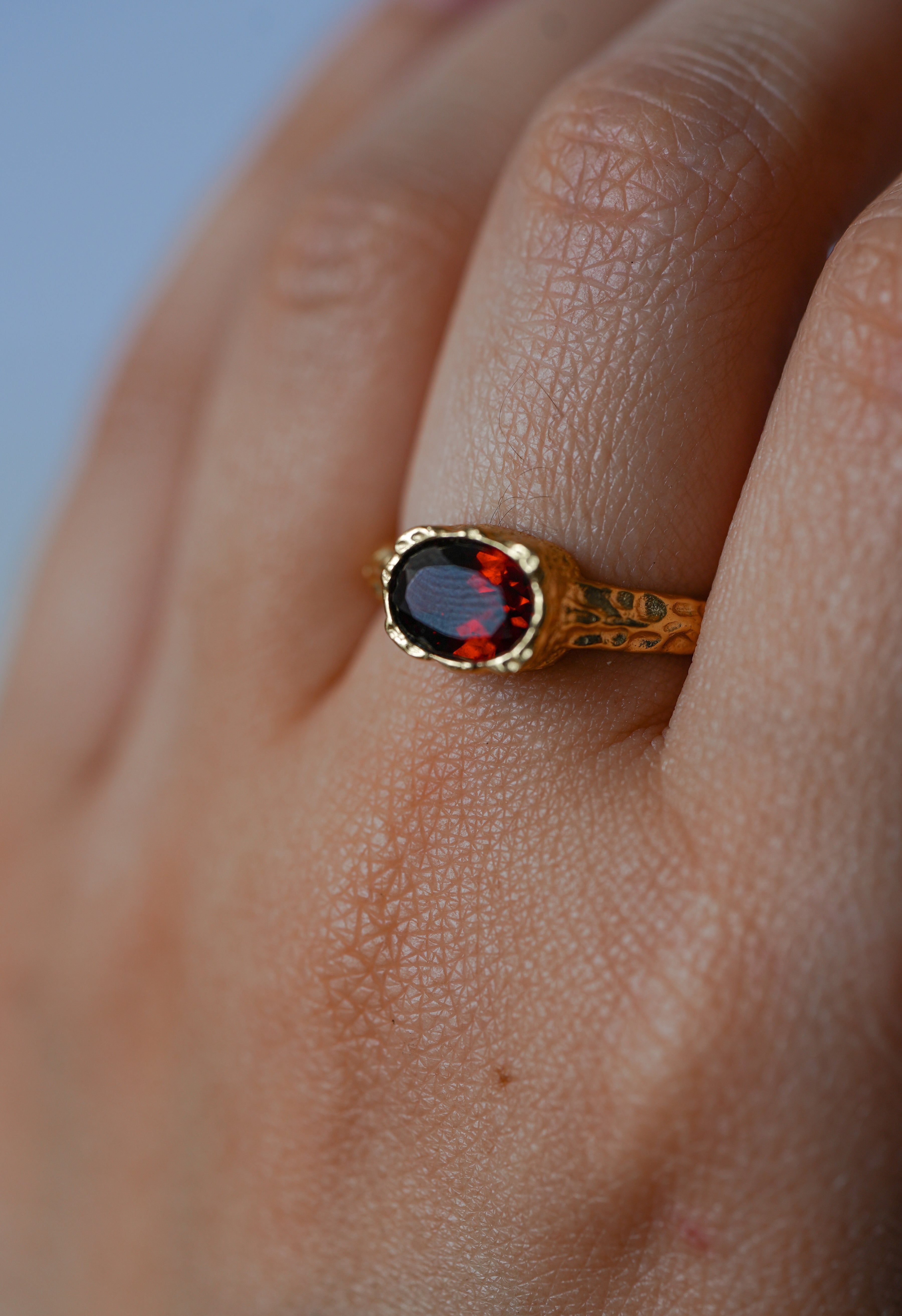 Anillo de Granate en plata 925 bañada en oro adaptable
