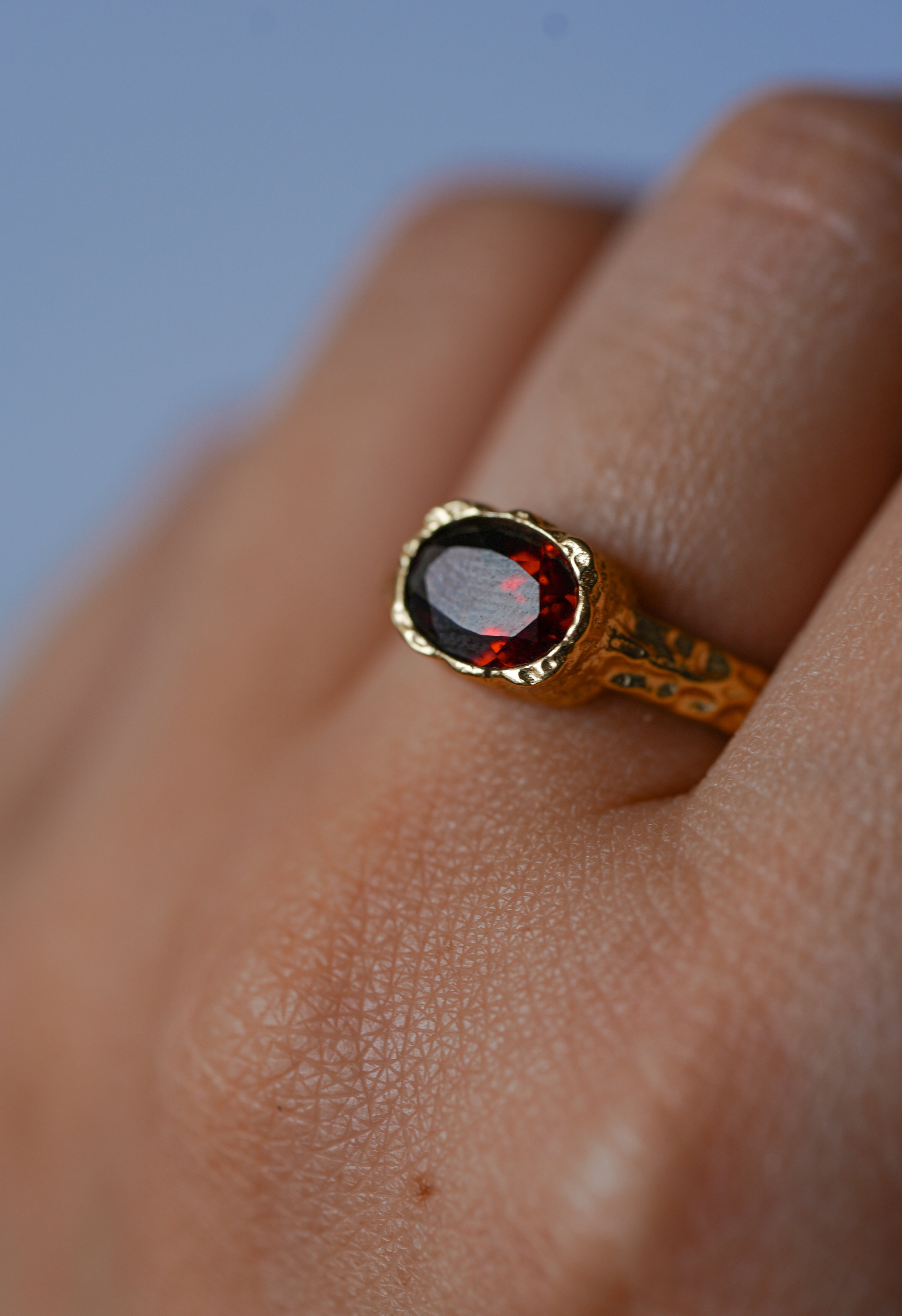 Anillo de Granate en plata 925 bañada en oro adaptable