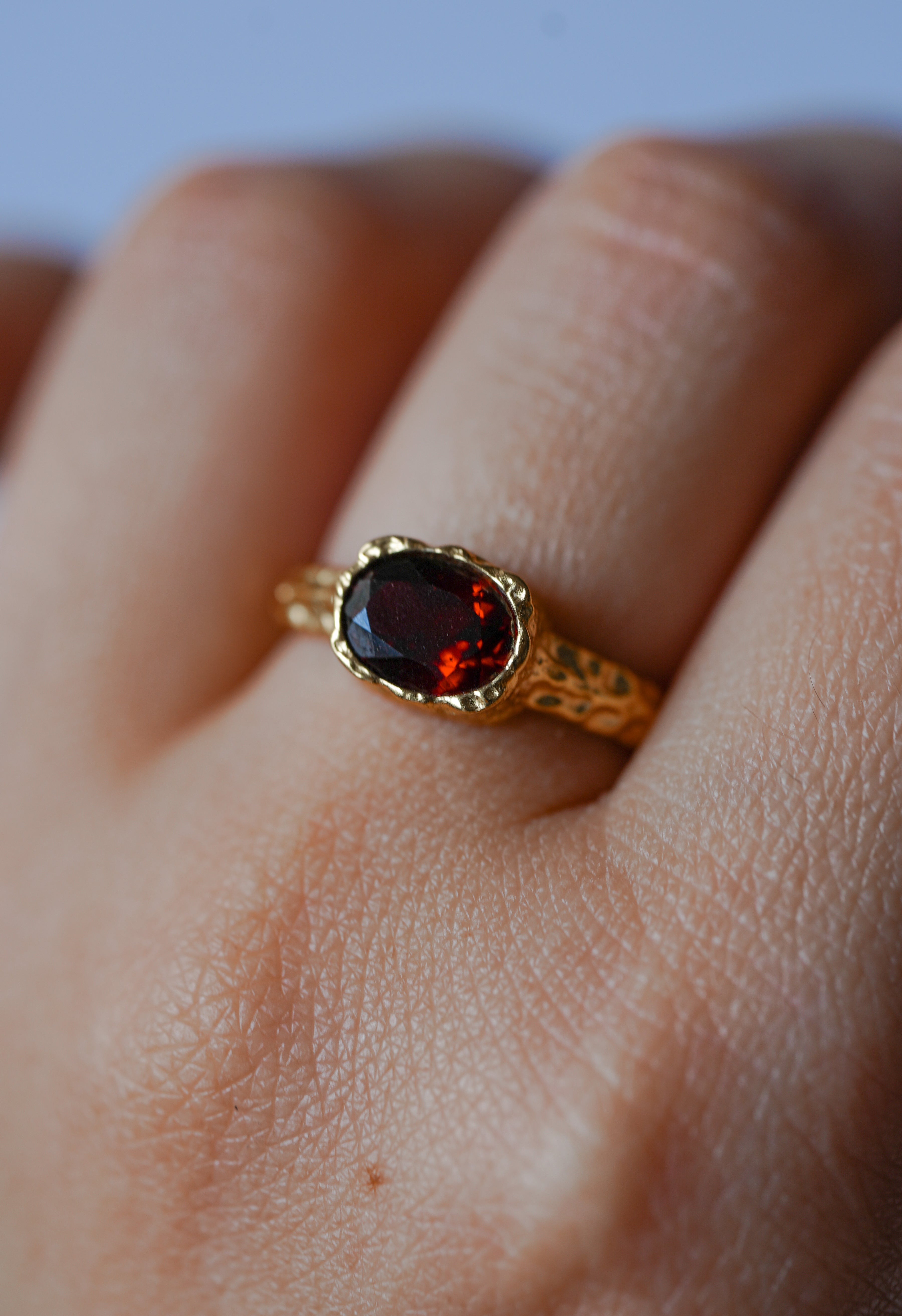 Anillo de Granate en plata 925 bañada en oro adaptable