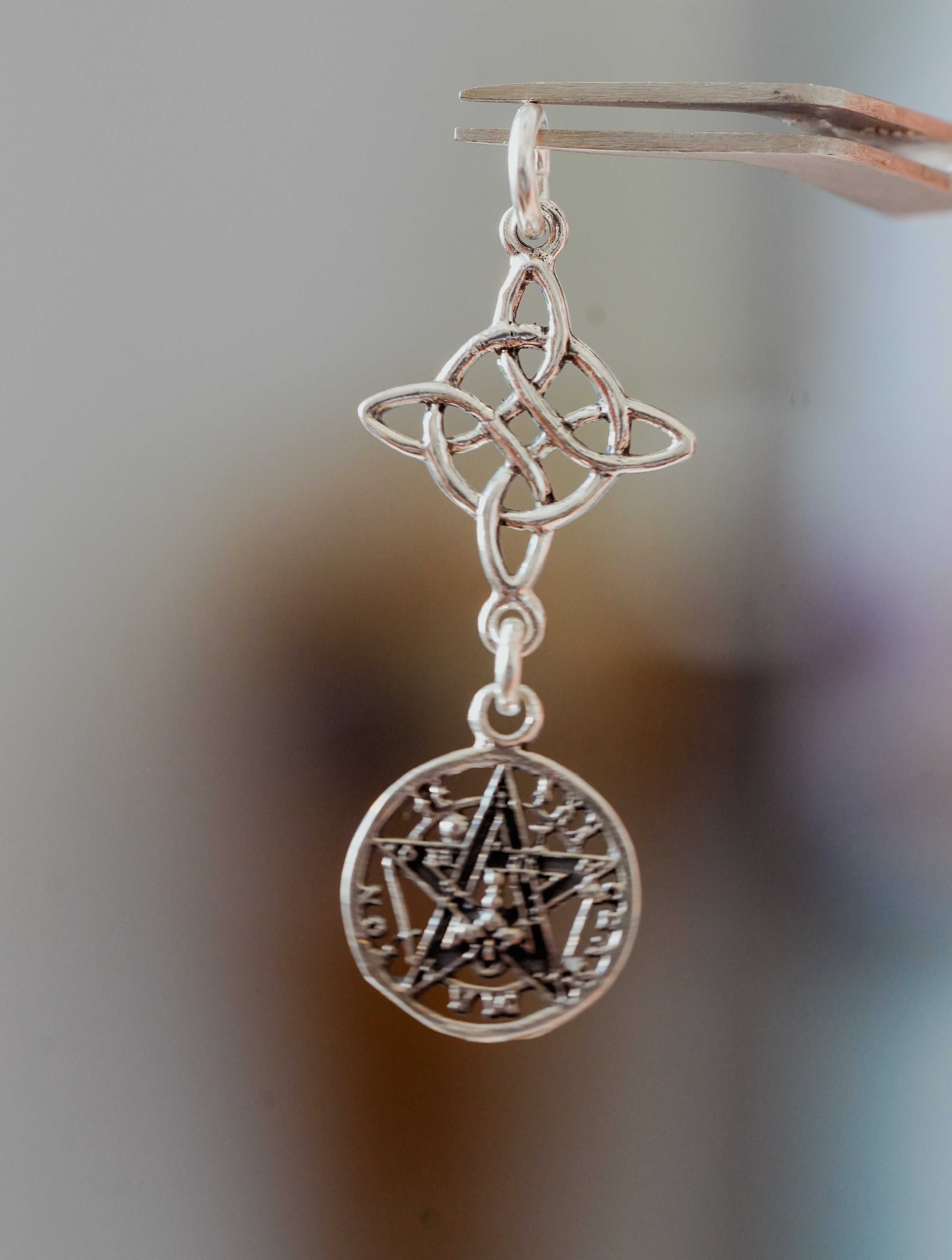Abalorio de Plata con Nudo de Bruja y Tetragramatón
