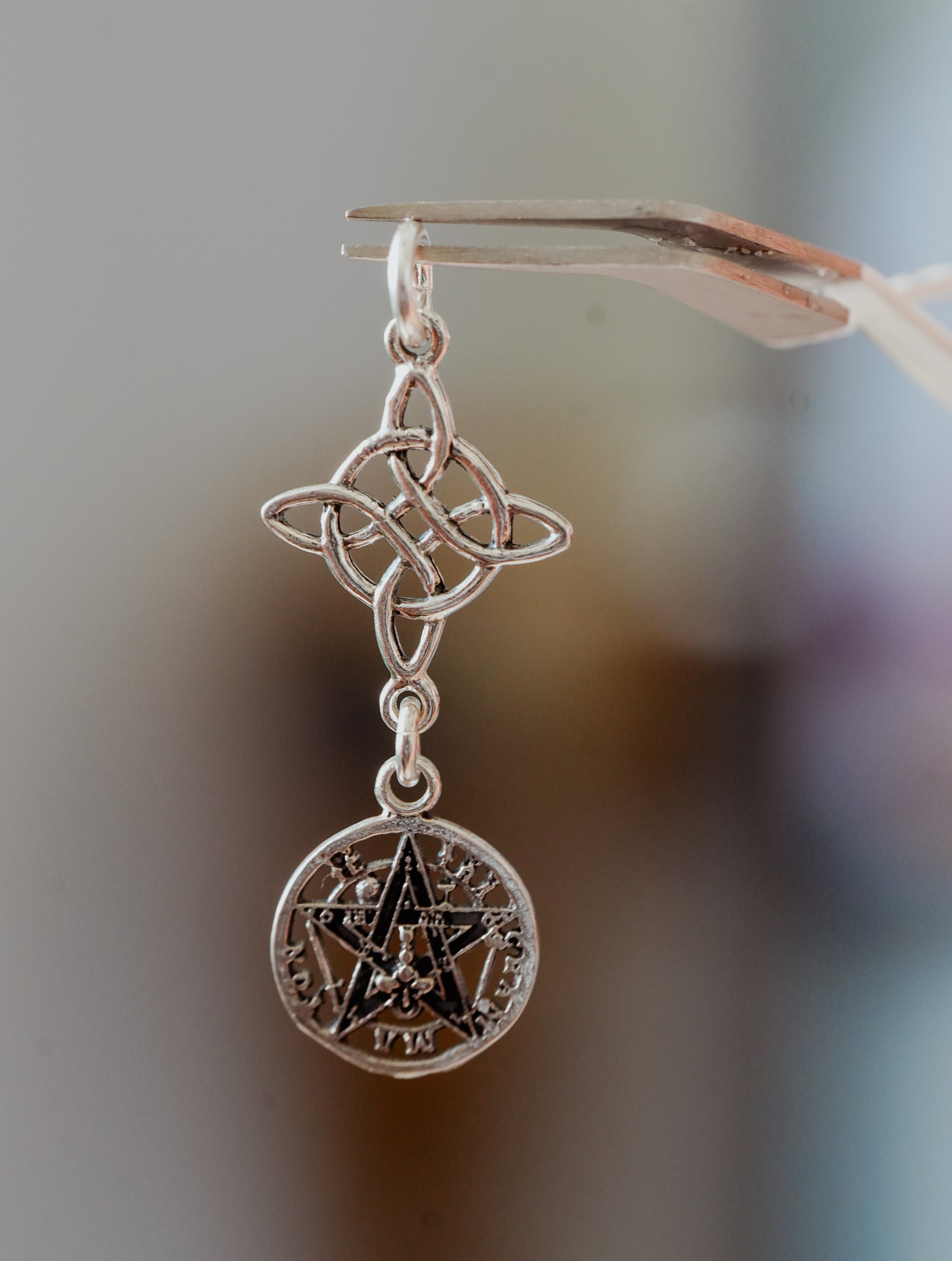 Abalorio de Plata con Nudo de Bruja y Tetragramatón