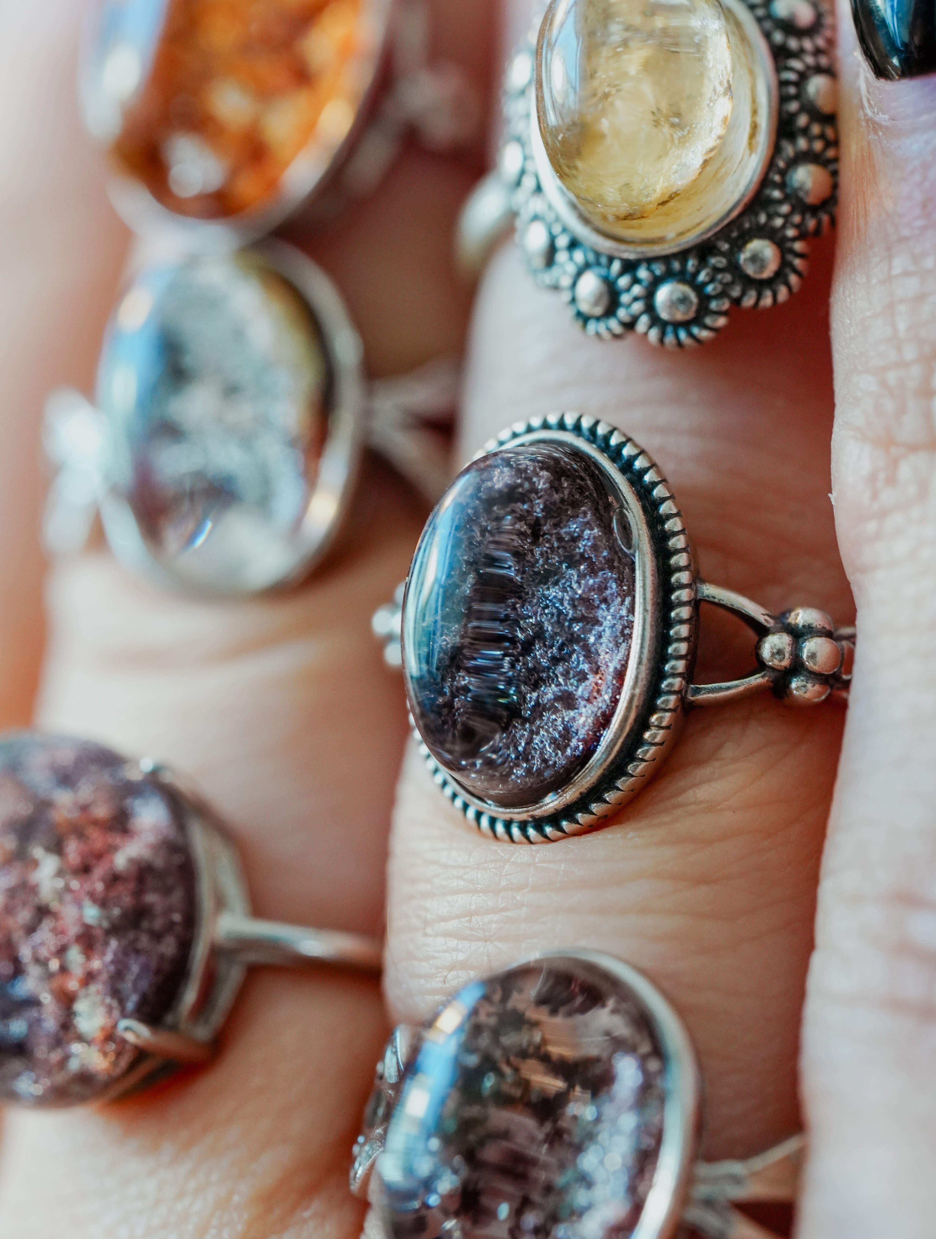 Anillo de Plata Adaptable con Cuarzo Chamánico