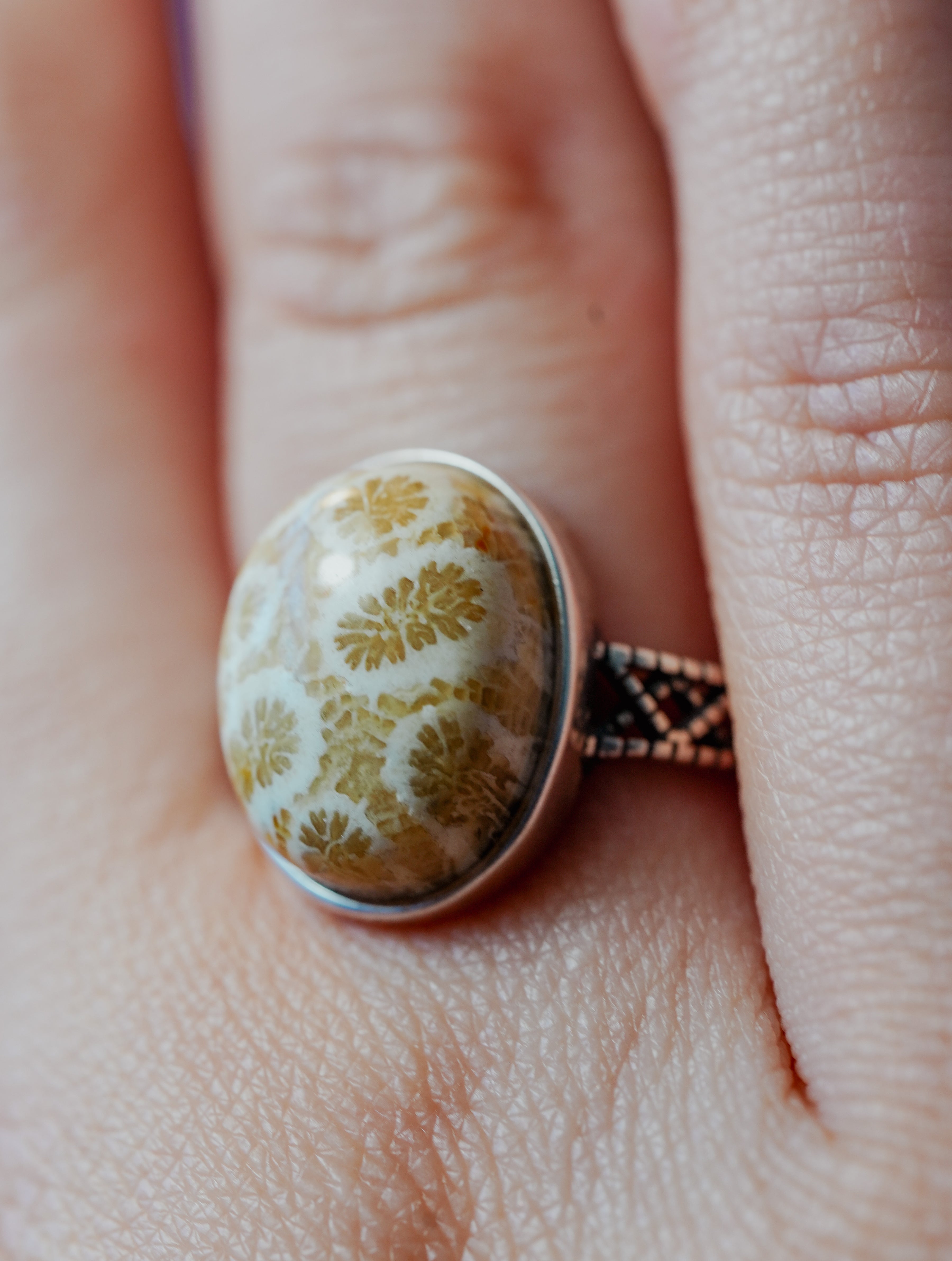 Anillo de Plata Adaptable con Coral Fósil