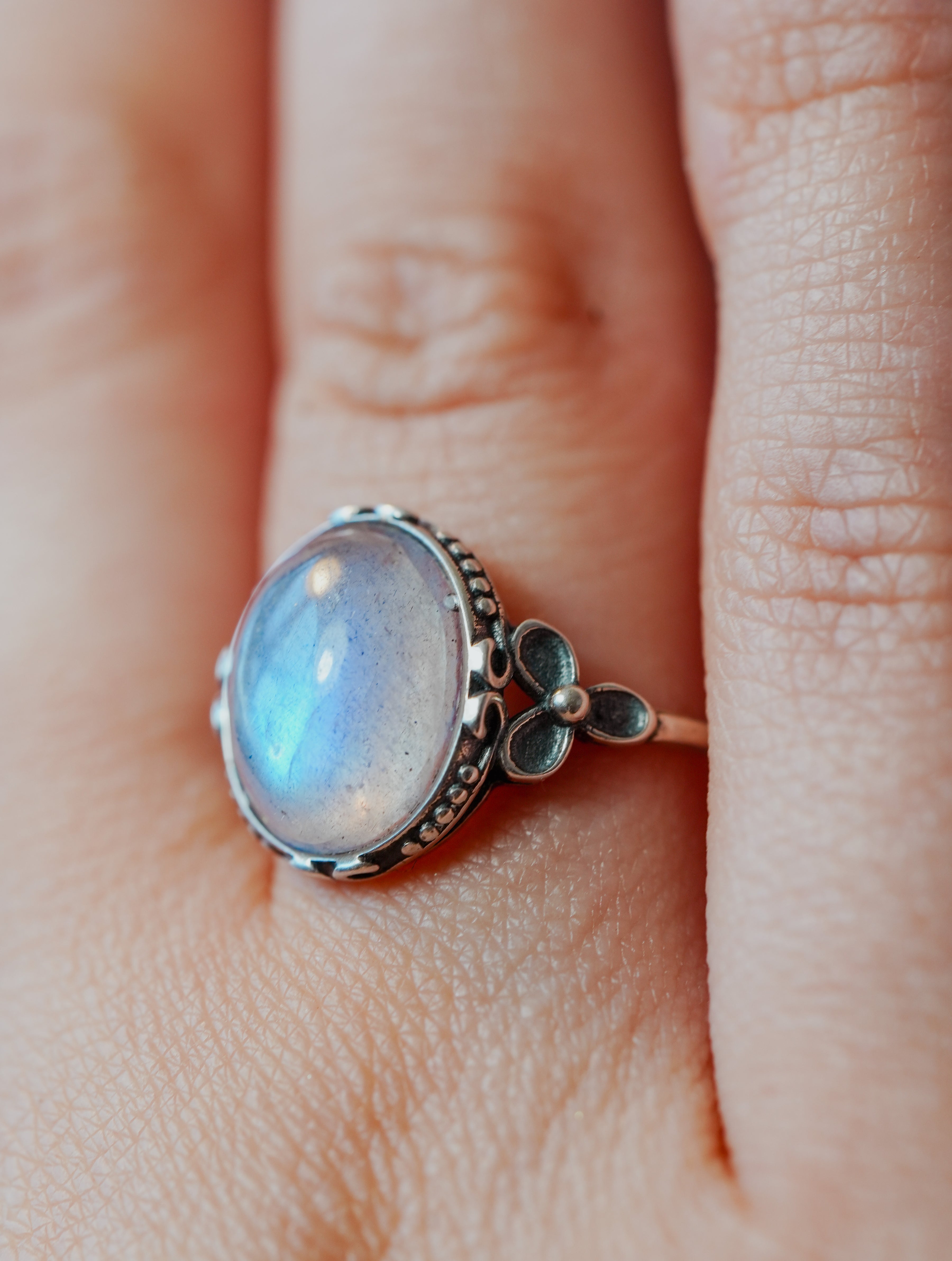 Anillo de Plata Adaptable con Piedra Luna