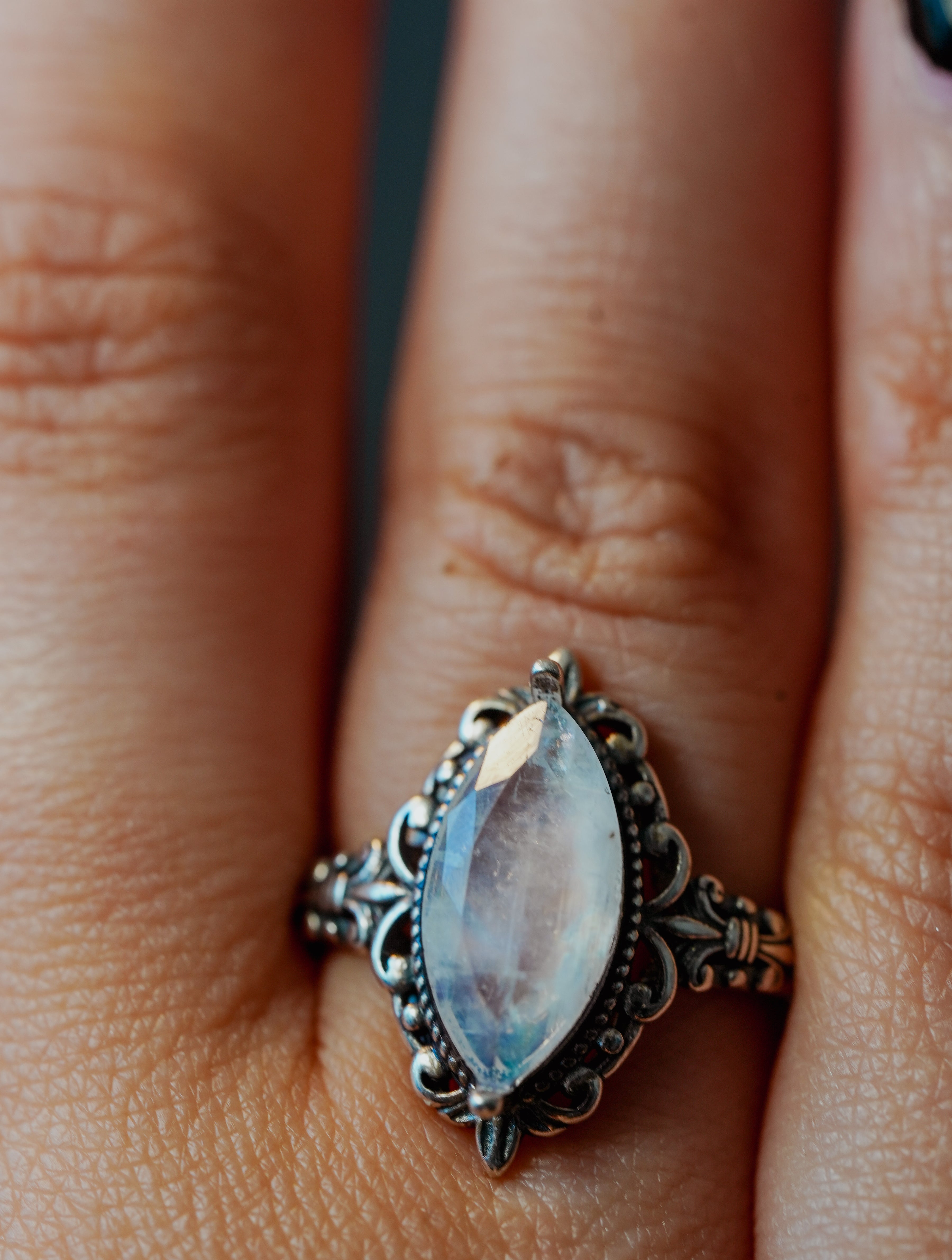 Anillo de Plata Adaptable con Piedra Luna