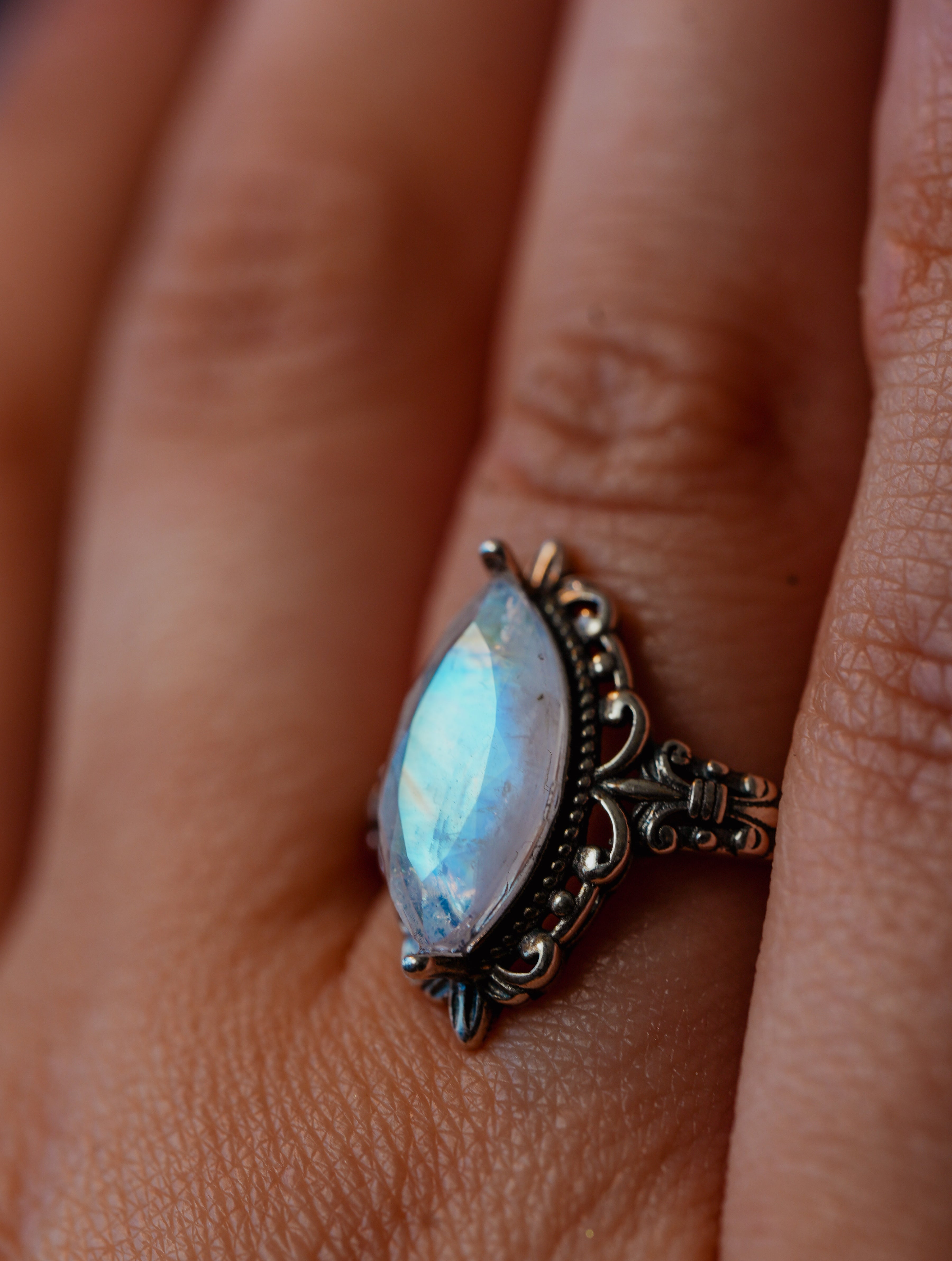 Anillo de Plata Adaptable con Piedra Luna
