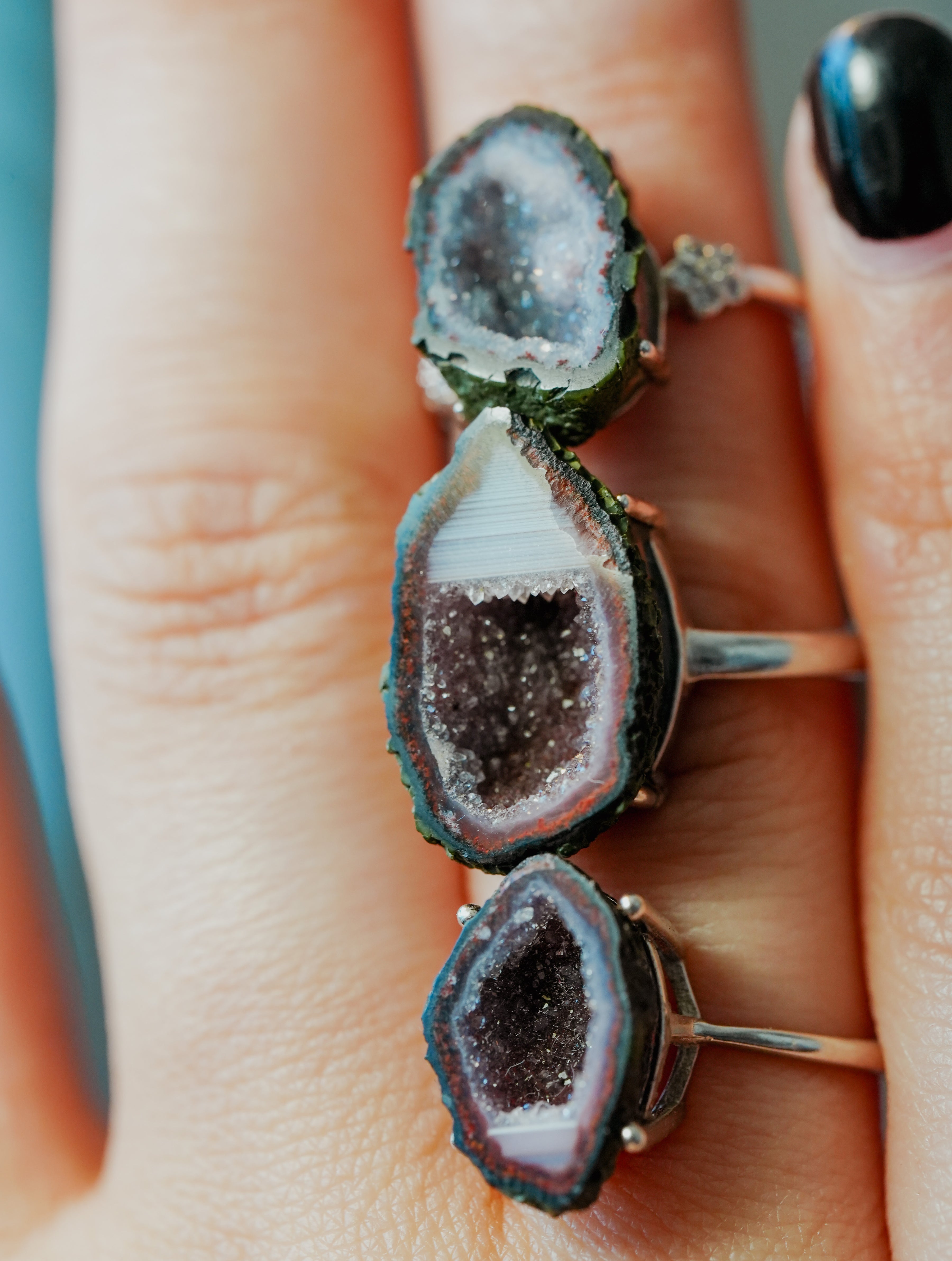 Anillo de Plata Adaptable con Geodino Aleatorio