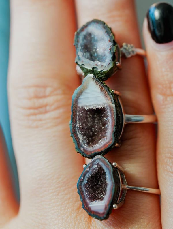 Anillo de Plata Adaptable con Geodino Aleatorio