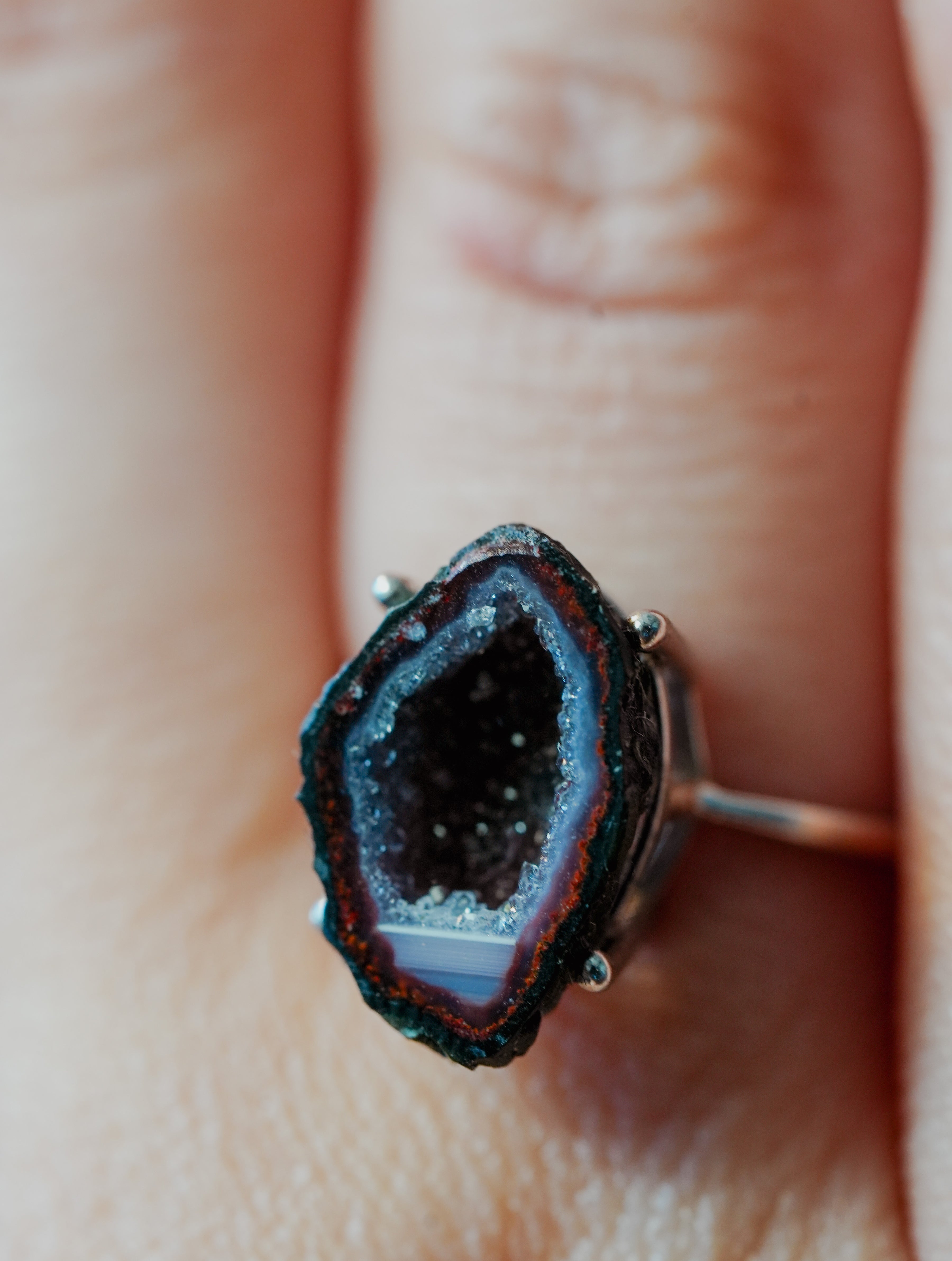 Anillo de Plata Adaptable con Geodino Aleatorio