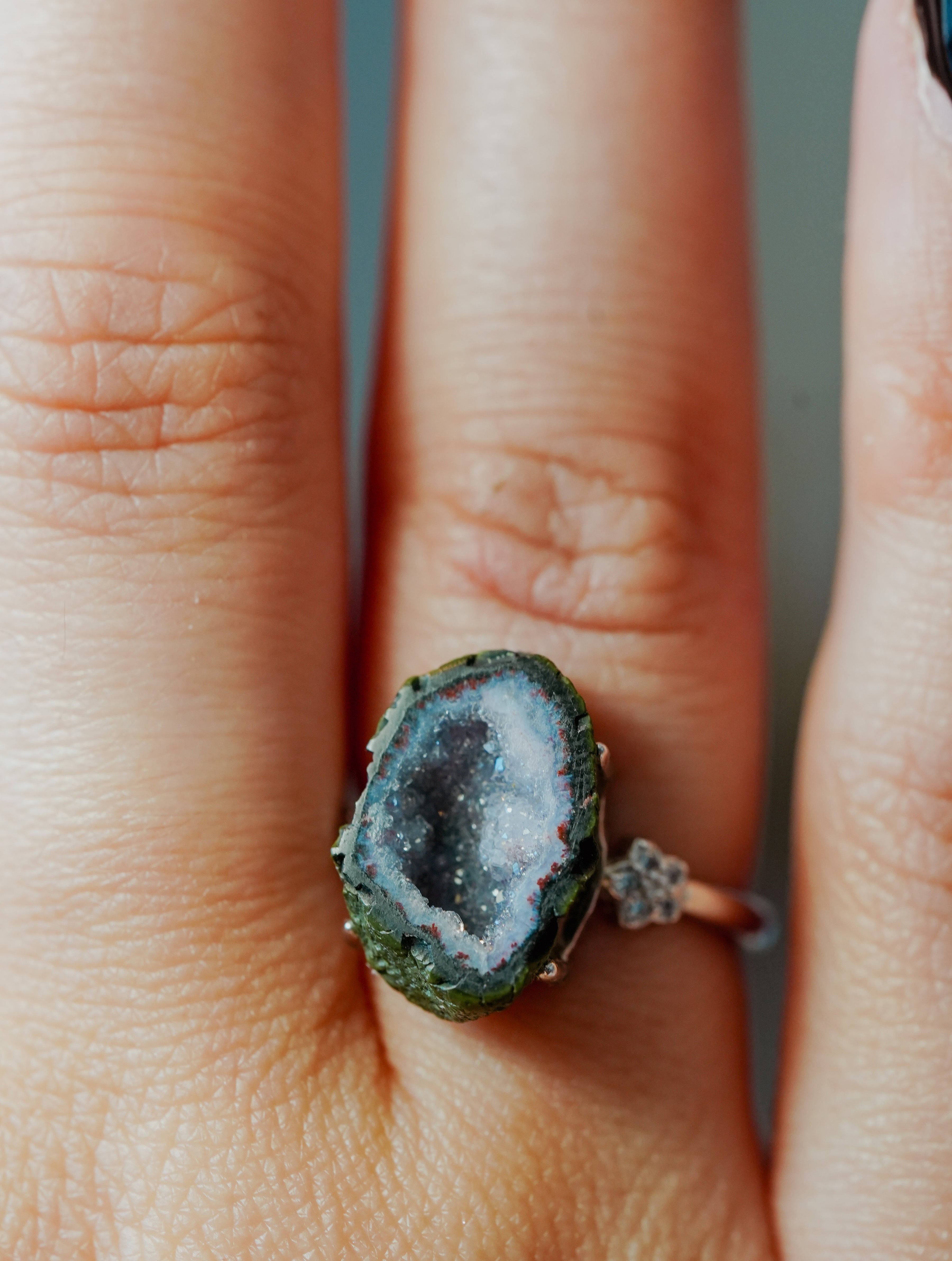 Anillo de Plata Adaptable con Geodino Aleatorio